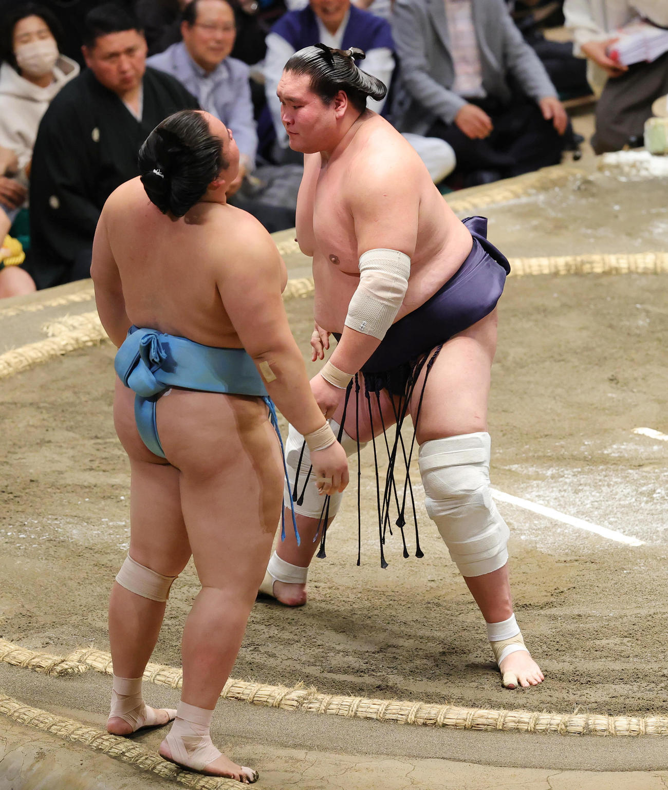 押し出しで琴勝峰（左）を破る照ノ富士（撮影・野上伸悟）