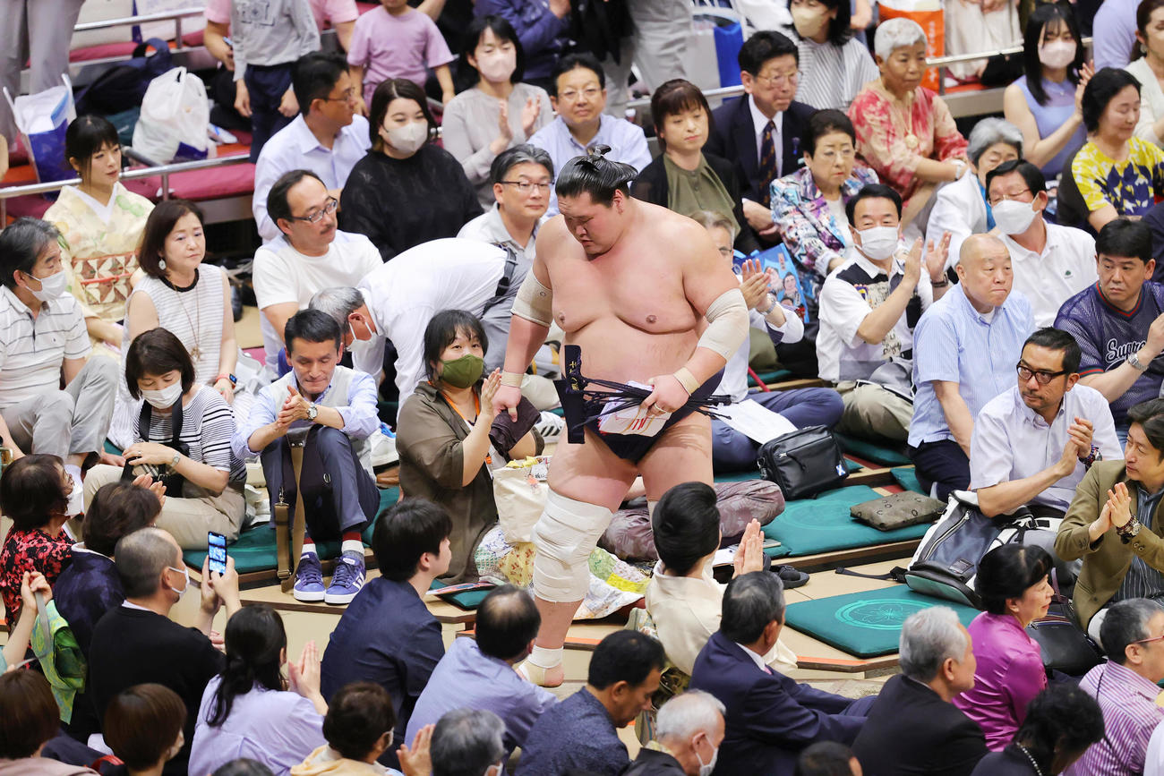 全勝で勝ち越しを決め引き揚げる照ノ富士（撮影・野上伸悟）
