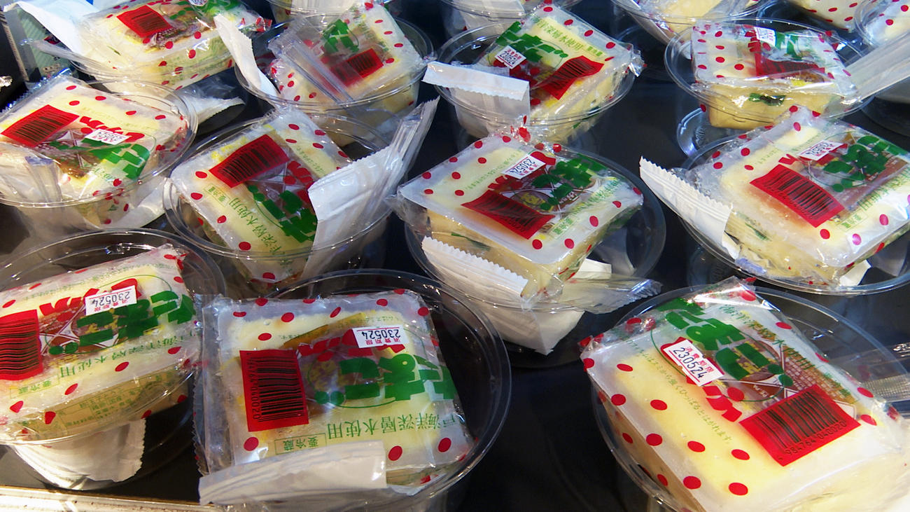とうふ付きチケット購入の参加者には豊ノ島の実家である梶原食品のたまごとうふが配られた