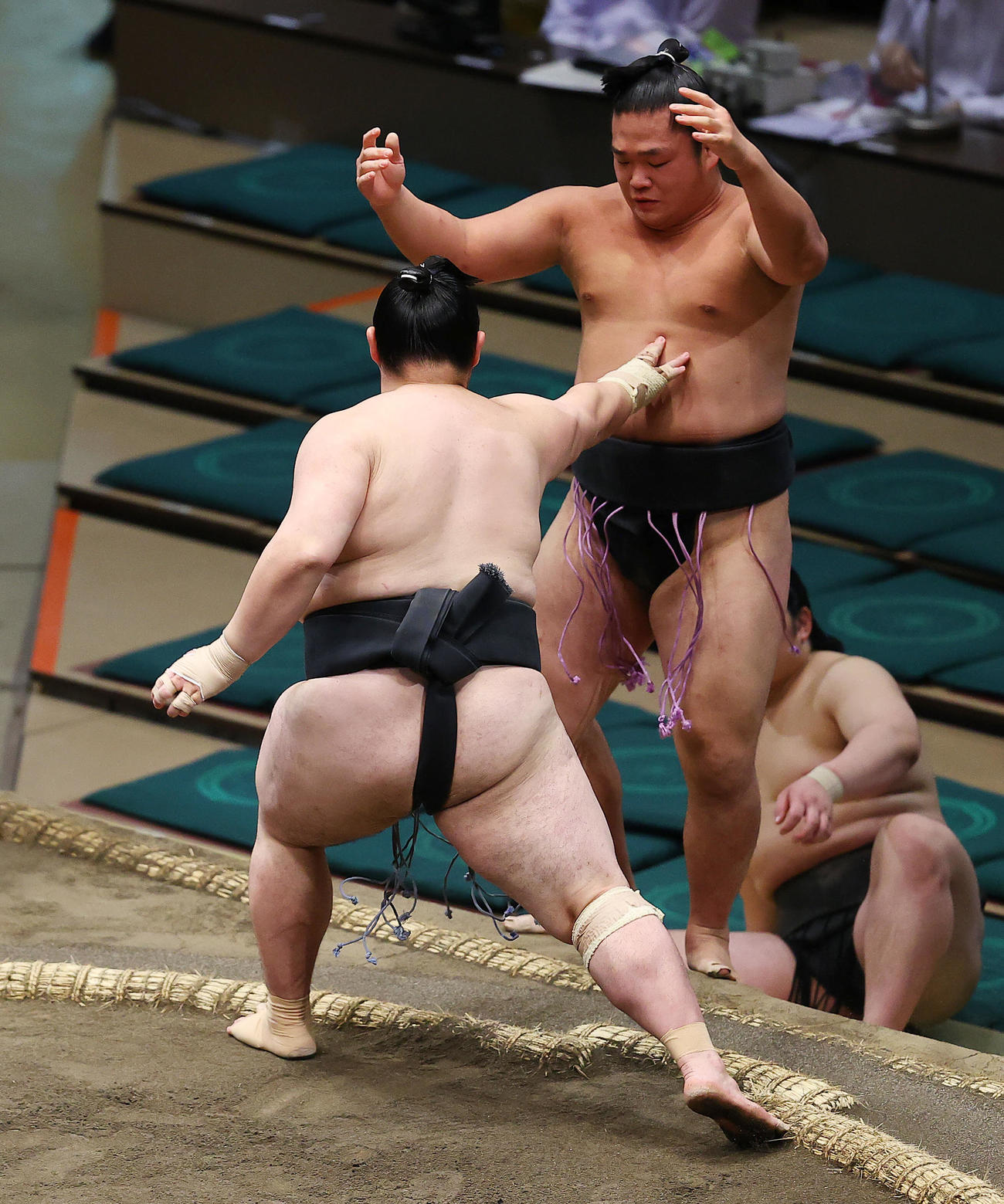 欧翔山（左）に押し出しで敗れる安西（撮影・垰建太）