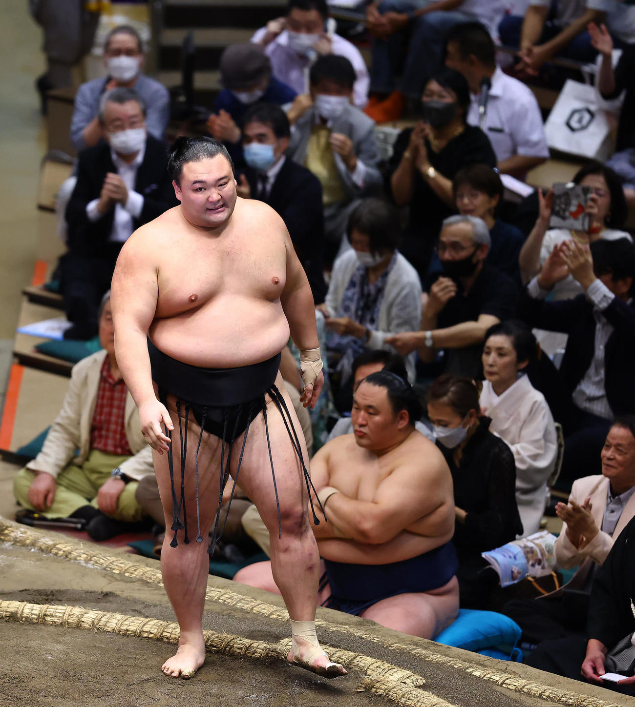 竜電を寄り倒しで破り拍手を受ける朝乃山（撮影・垰建太）