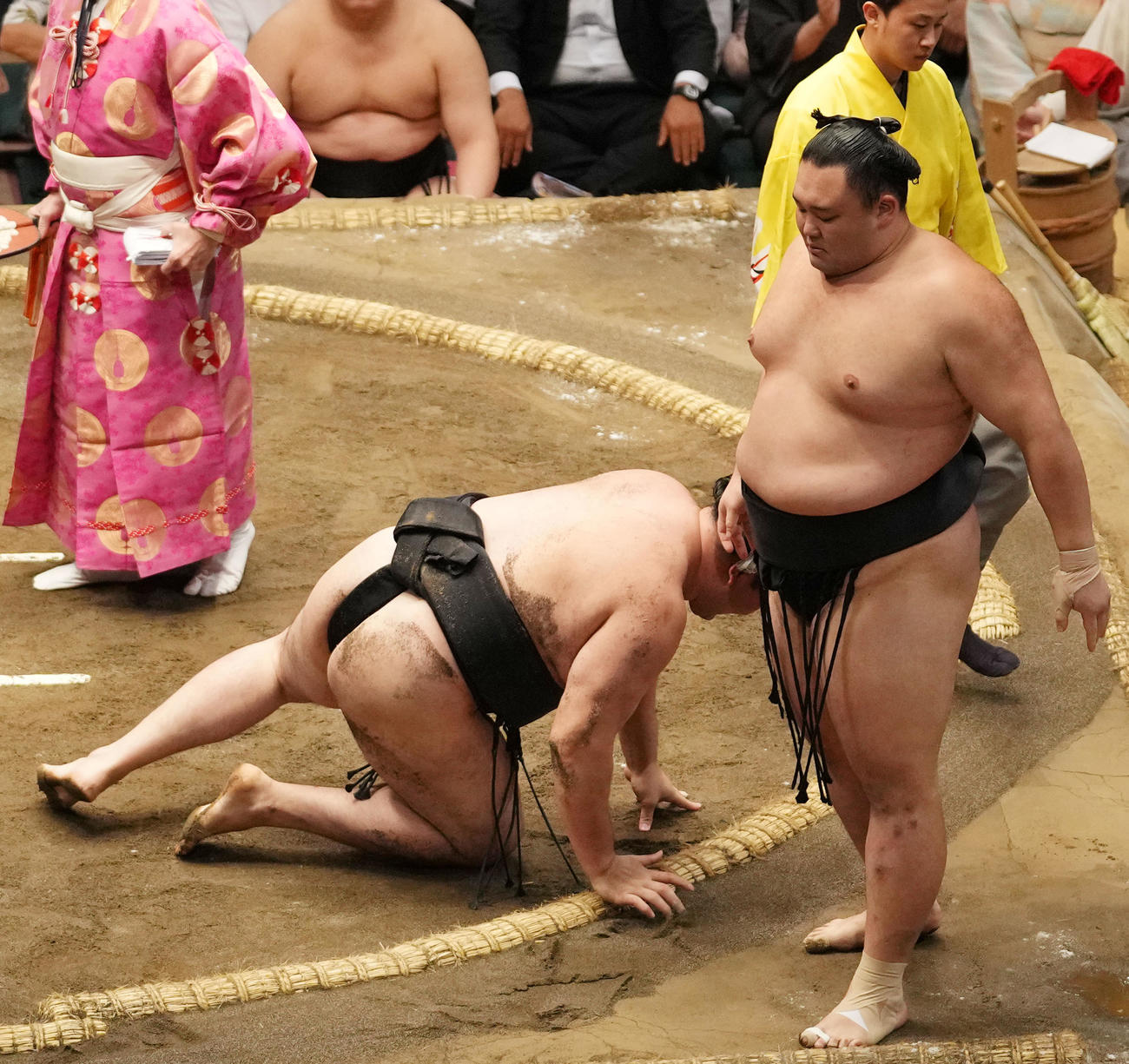朝乃山は竜電（左）を寄り倒しで破る（撮影・横山健太）