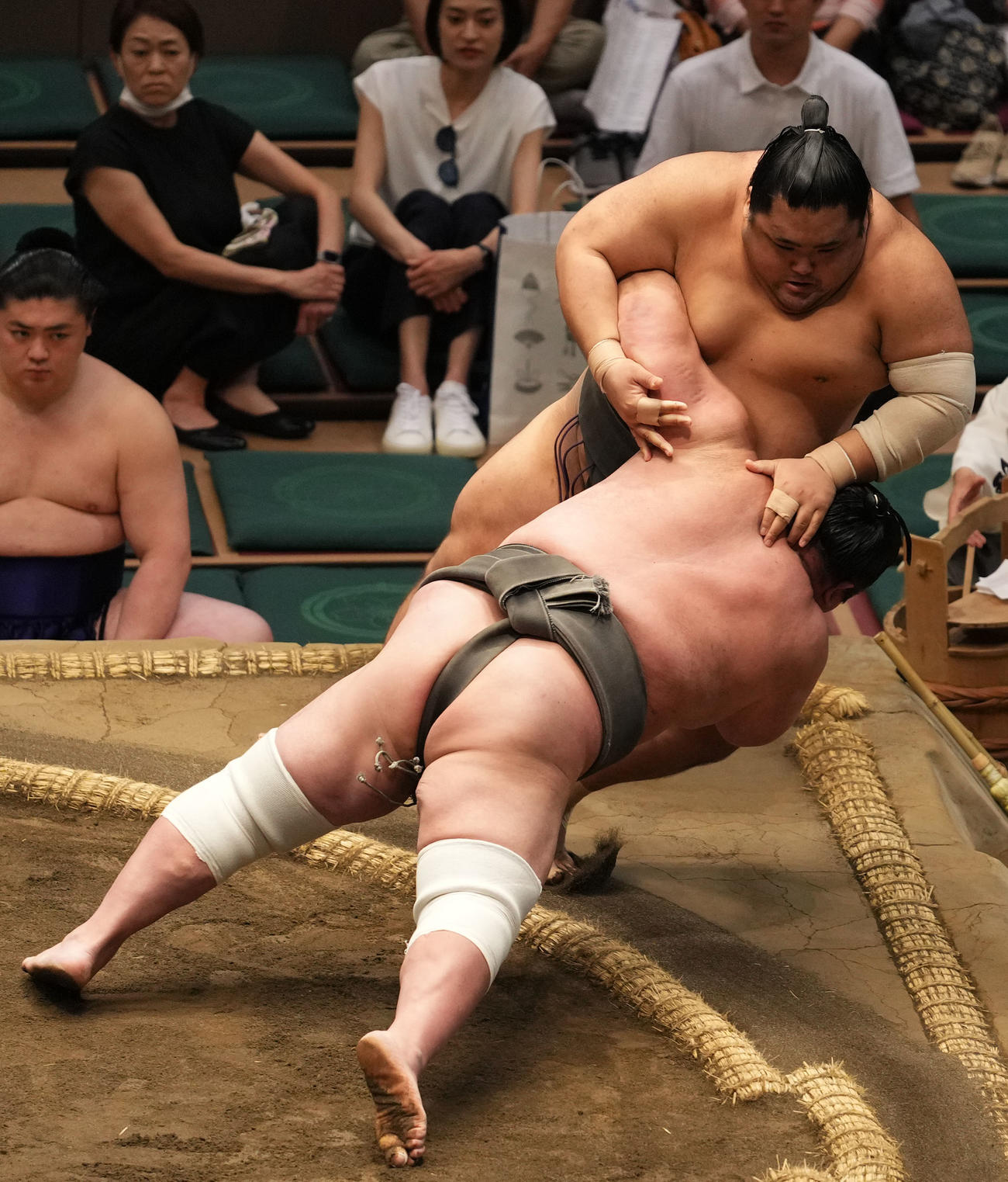 紫雷は向中野を寄り倒しで破る（撮影・横山健太）