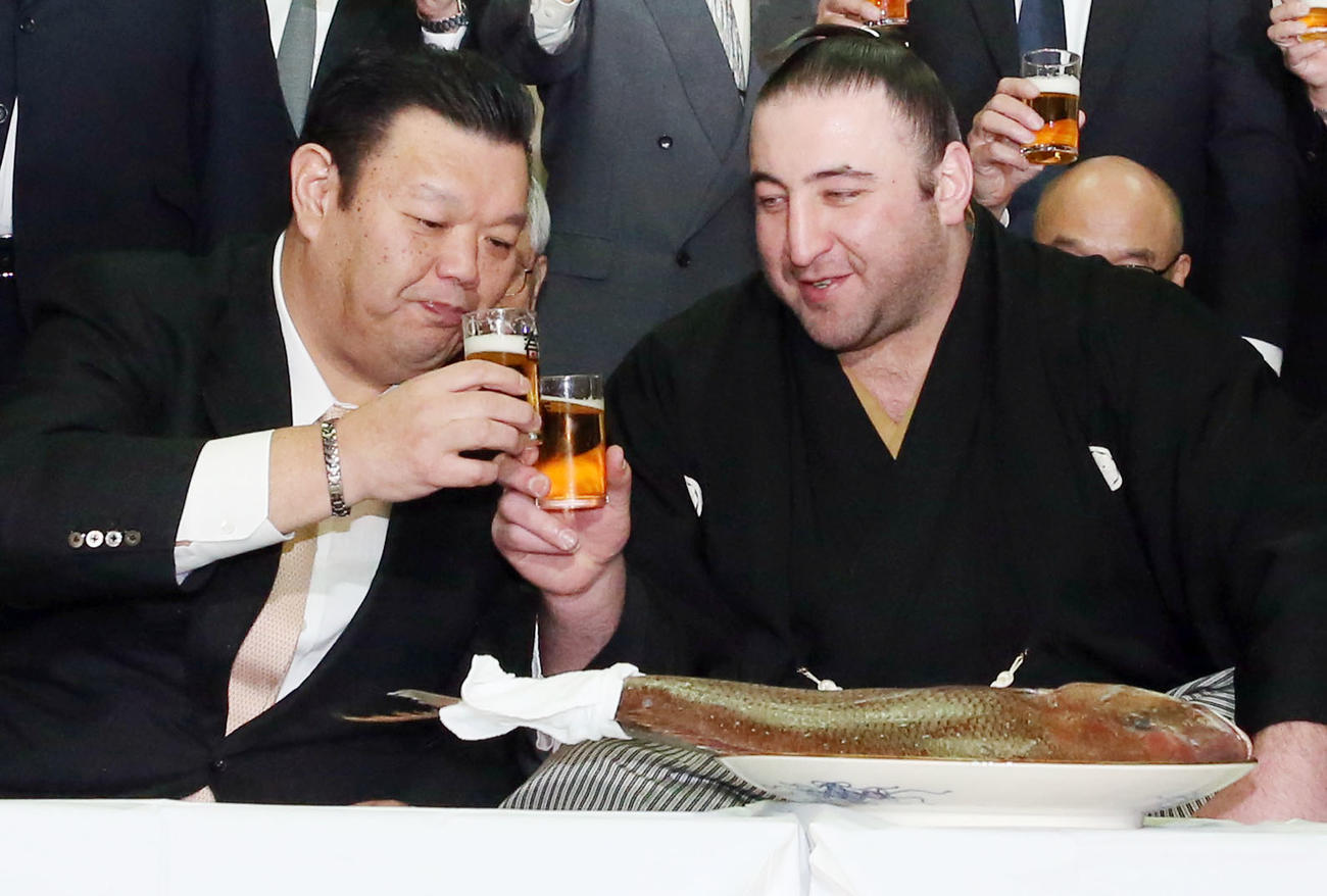 初優勝を決め、春日野親方（左）と乾杯をする栃ノ心（2018年1月27日撮影）