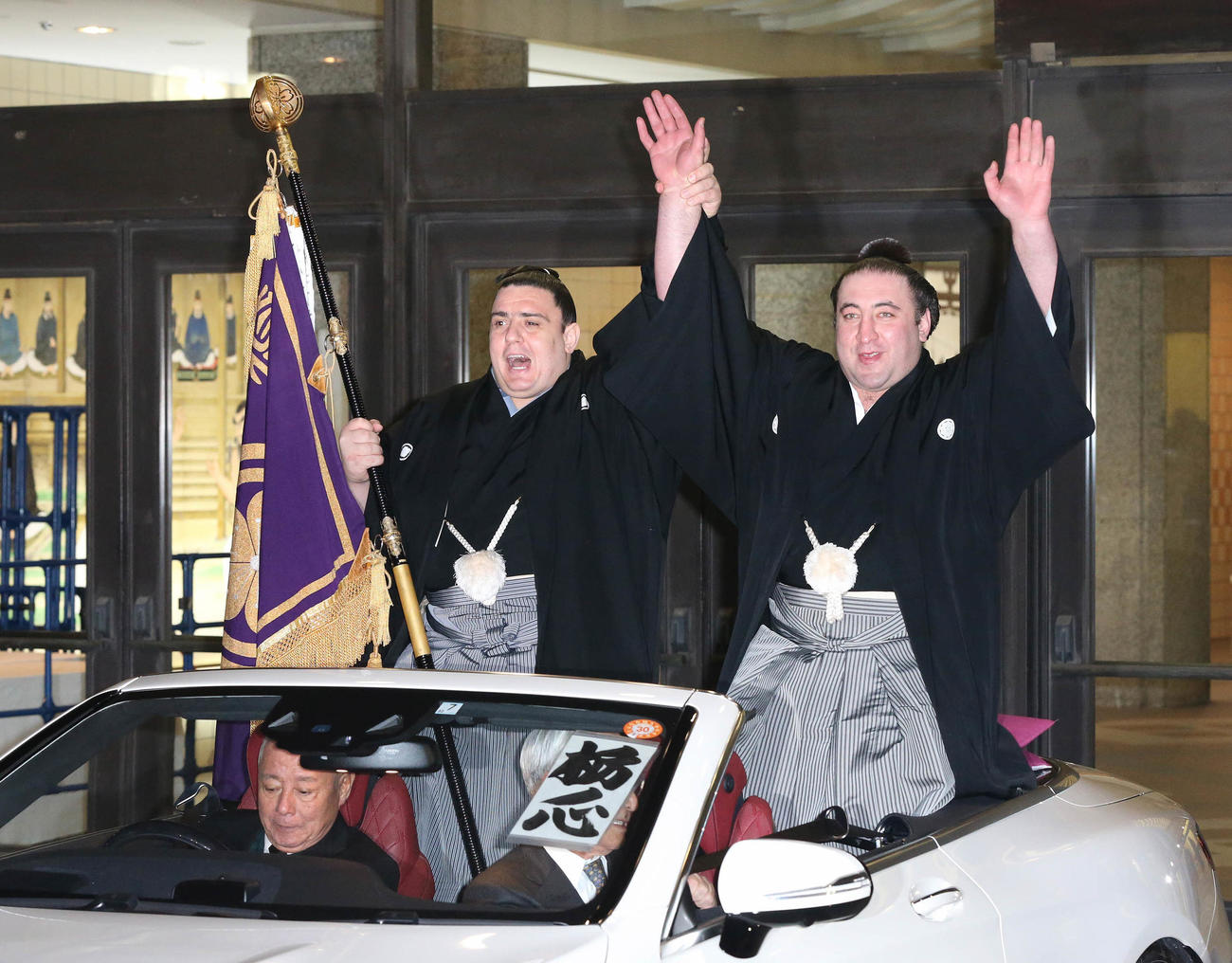 優勝旗を持つ碧山とパレードに出発する栃ノ心（右）（2018年1月28日撮影）