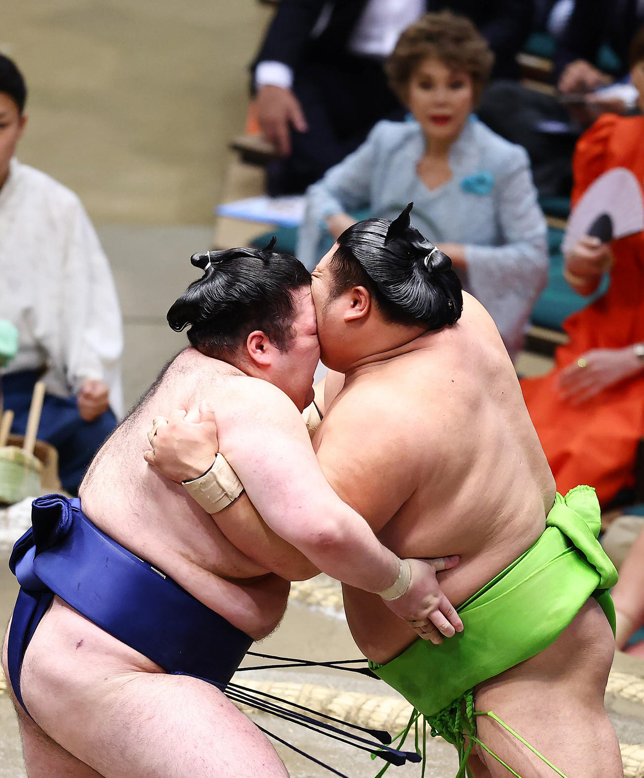 激しく攻め合う豪ノ山（左）と天空海（撮影・垰建太）
