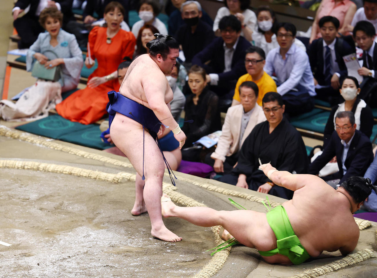 天空海（右）を押し倒しで破る豪ノ山（撮影・垰建太）