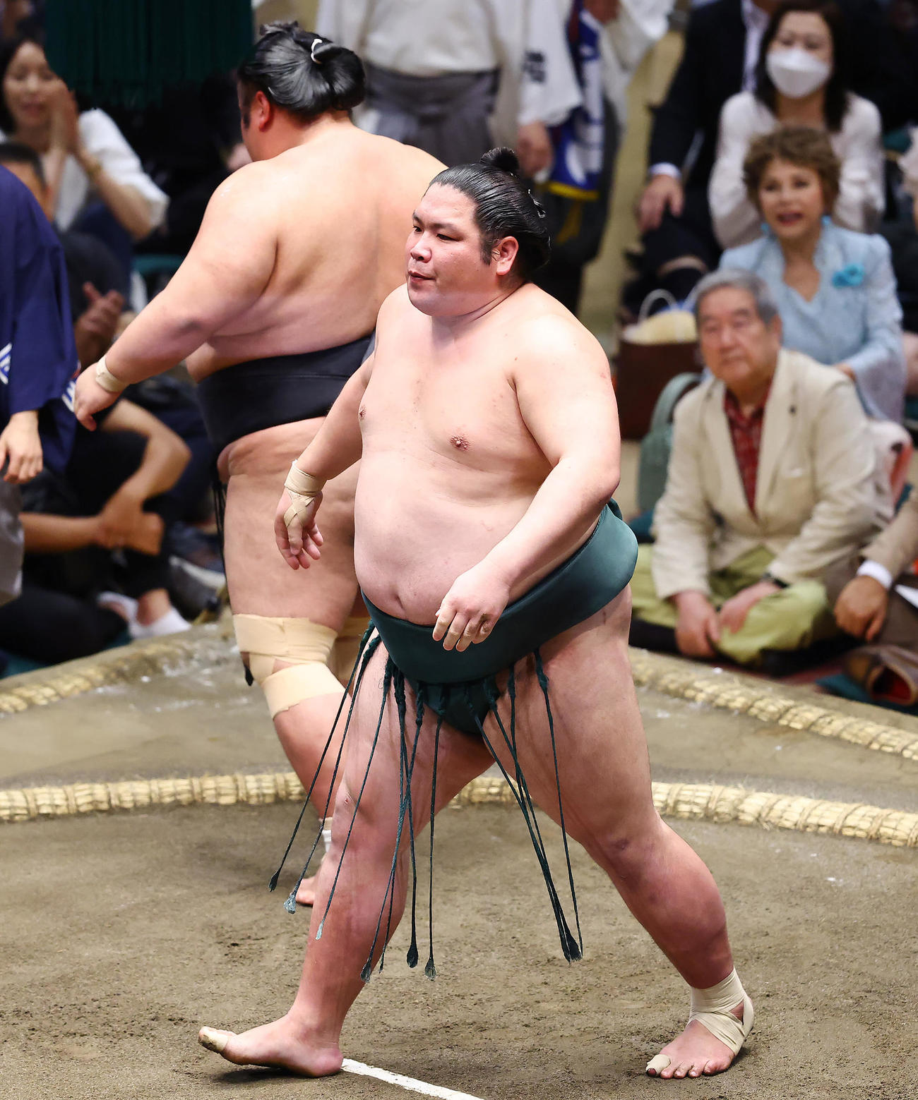 貴景勝（後方）を寄り切りで破った錦木（撮影・垰建太）
