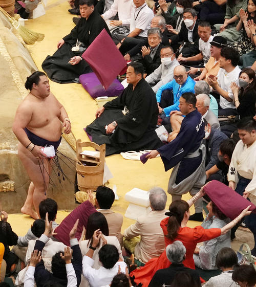 盤石誇ってきた横綱照ノ富士に土、明生に寄り切られ1敗 支度部屋では