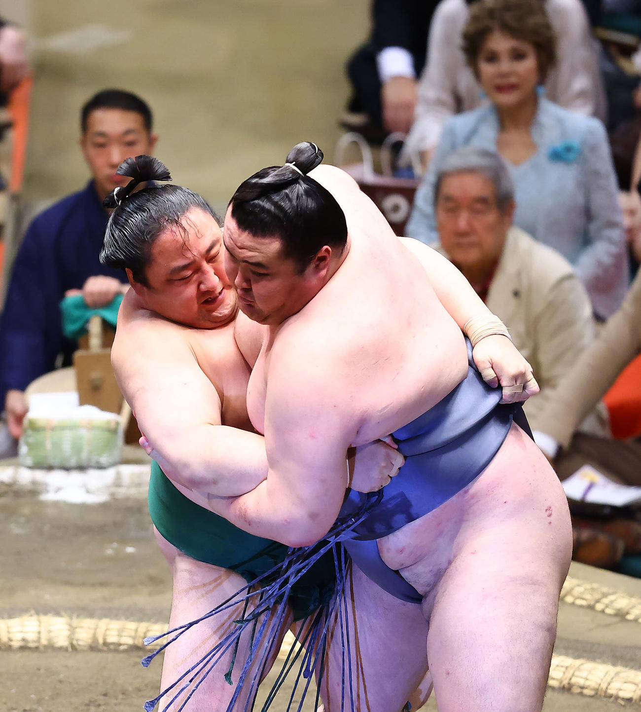 金峰山（右）を攻める佐田の海（撮影・垰建太）