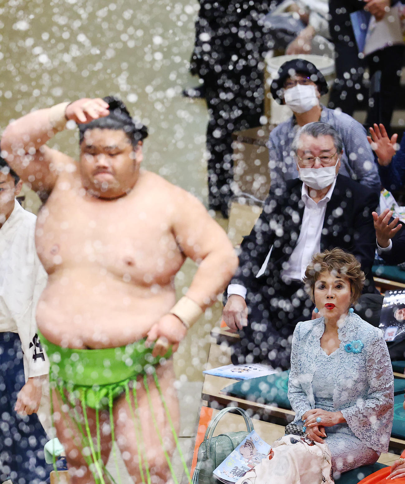 豪快に塩をまく天空海（手前）に驚くデヴィ夫人（右下）（撮影・垰建太）