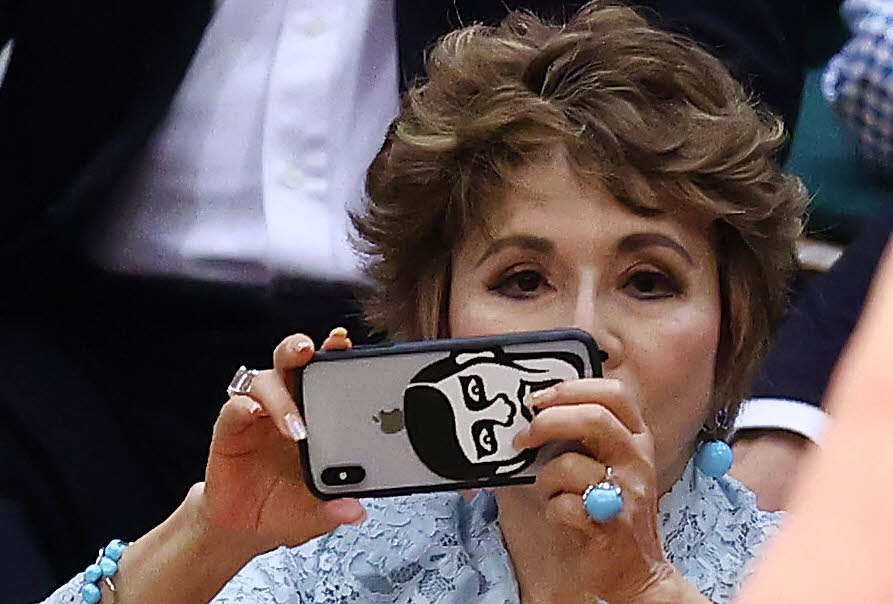 土俵に上がる幕内力士たちの写真を撮るデヴィ夫人（撮影・垰建太）