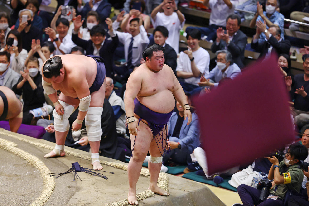 照ノ富士（左）を寄り切りで破った明生（撮影・垰建太）