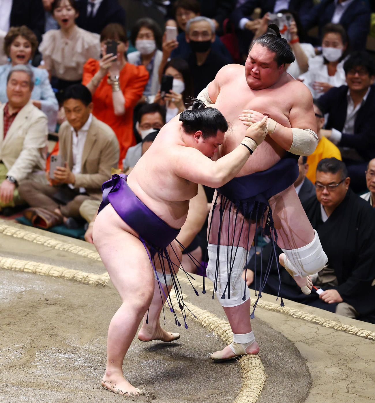 照ノ富士（右）を寄り切りで破る明生（撮影・垰建太）