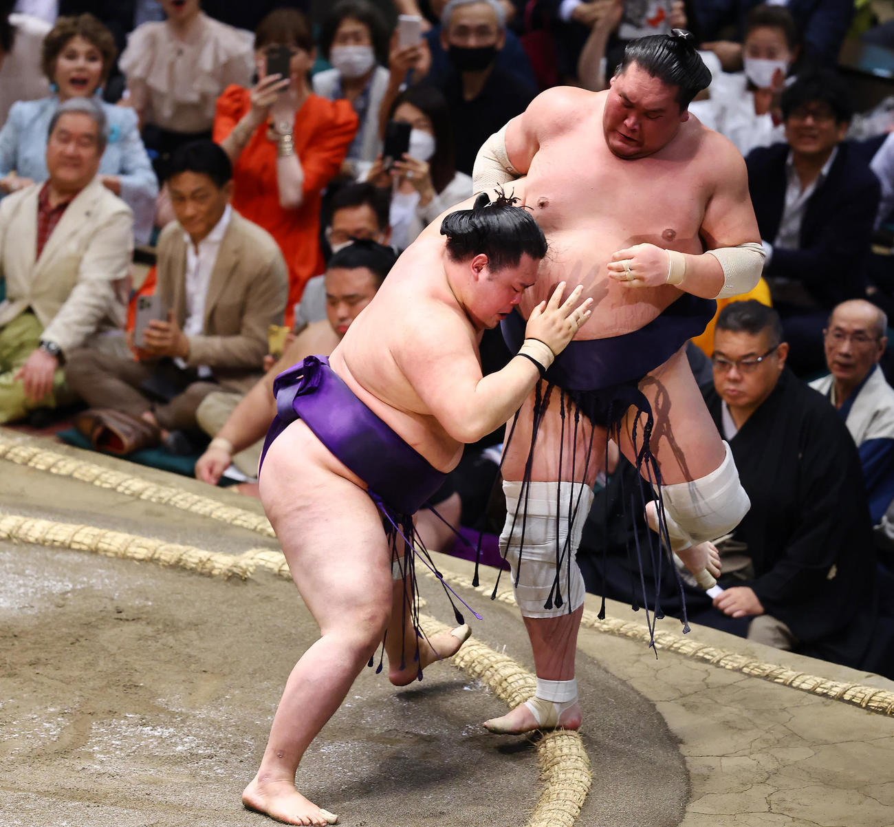 照ノ富士（右）を寄り切りで破る明生（撮影・垰建太）