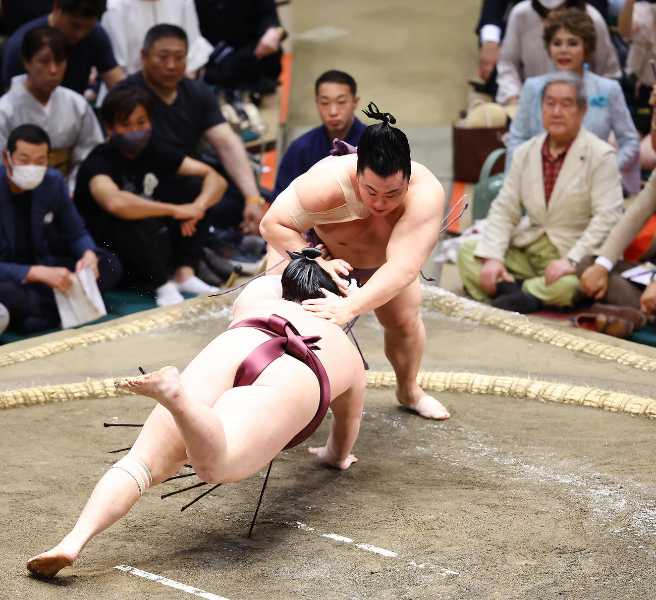 錦富士（手前）をたたき込みで破る翔猿（撮影・垰建太）