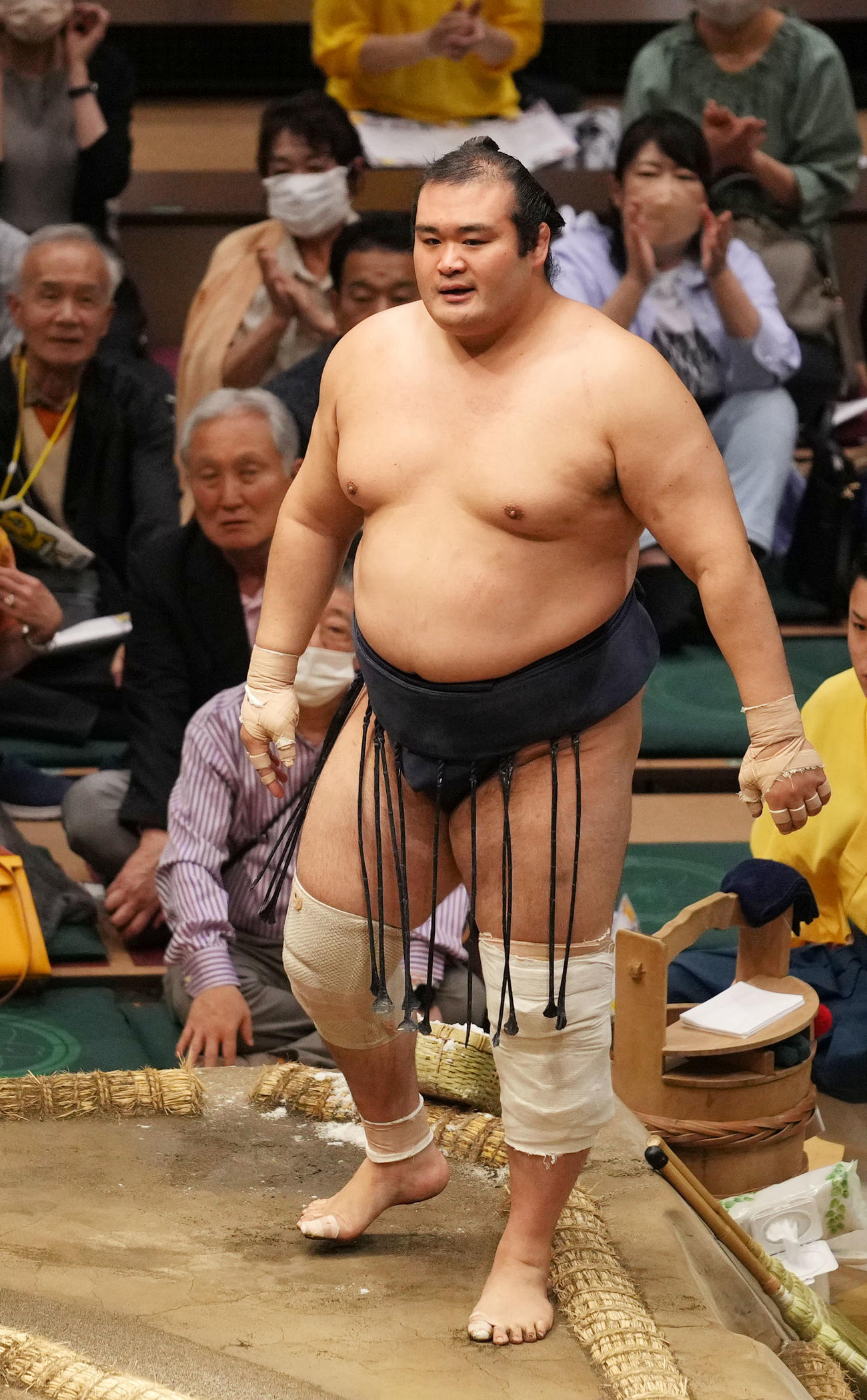 對馬洋に寄り切りで敗れ肩を落とす千代の国（2023年5月21日）