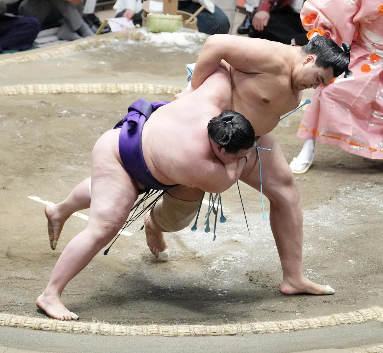 北青鵬（右）は明生を上手投げで破る（撮影・小沢裕）