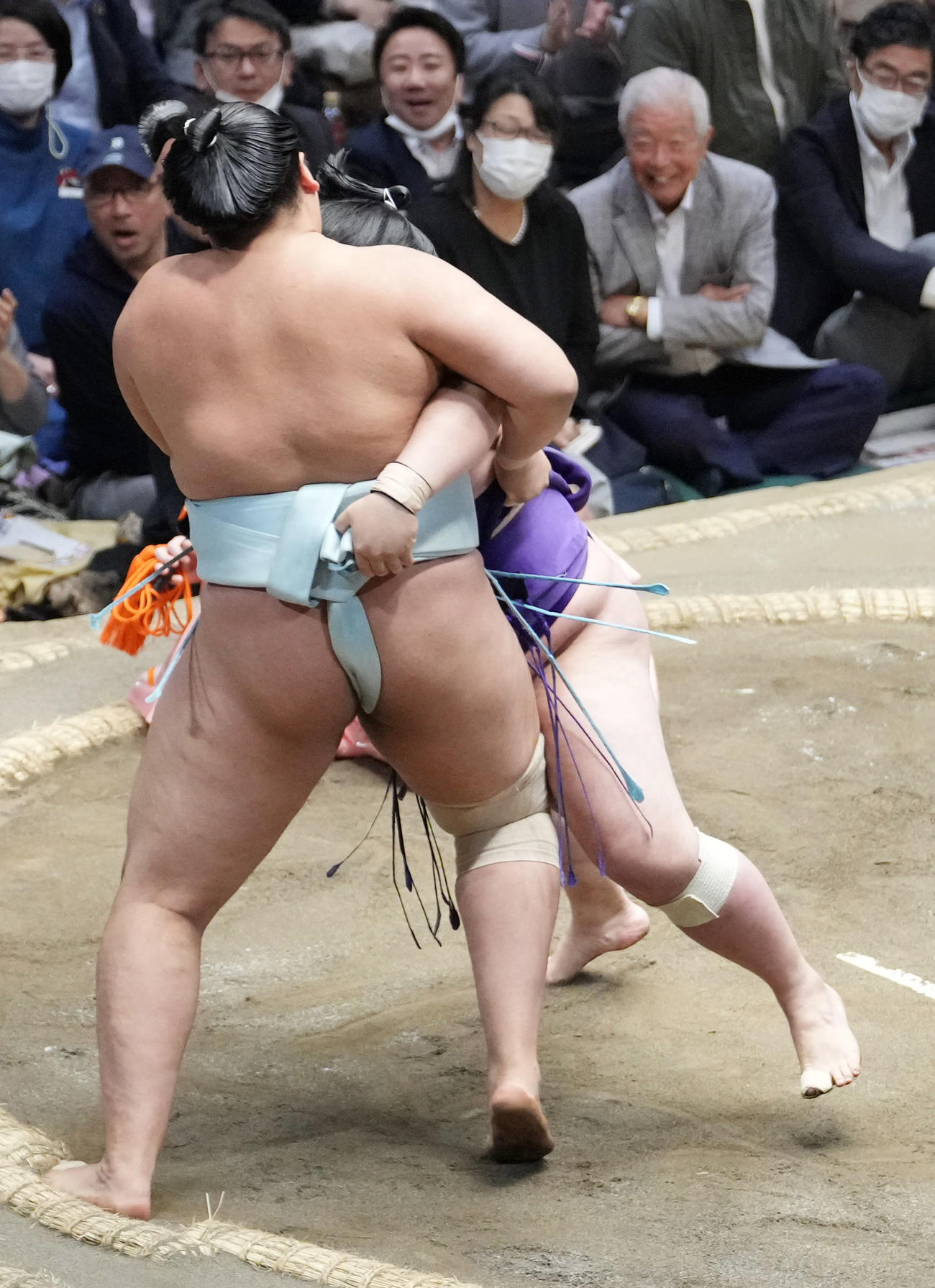 明生（右）の寄りを土俵際で粘る北青鵬（撮影・小沢裕）