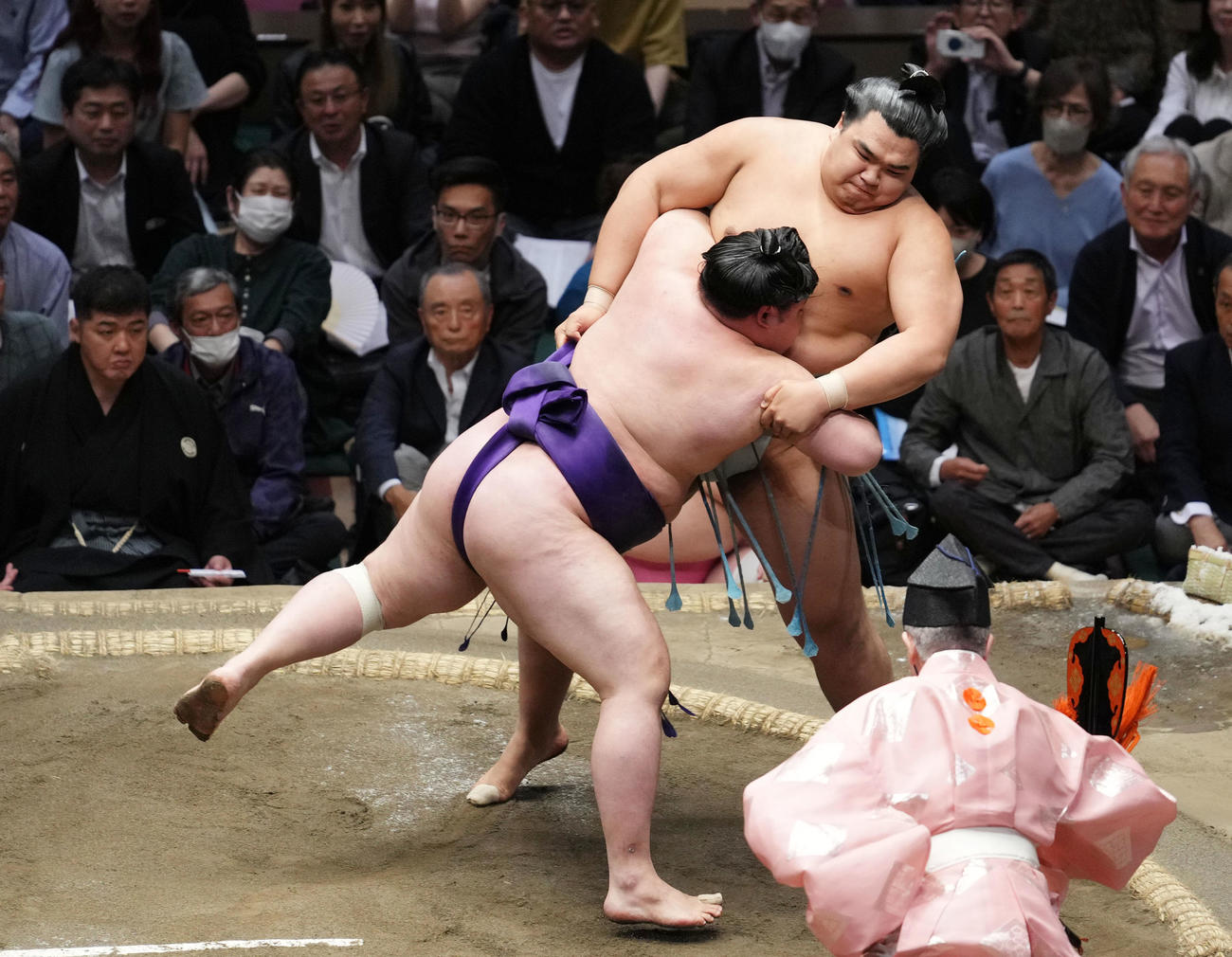 明生（手前）の攻めを土俵際で持ちこたえる北青鵬（撮影・横山健太）