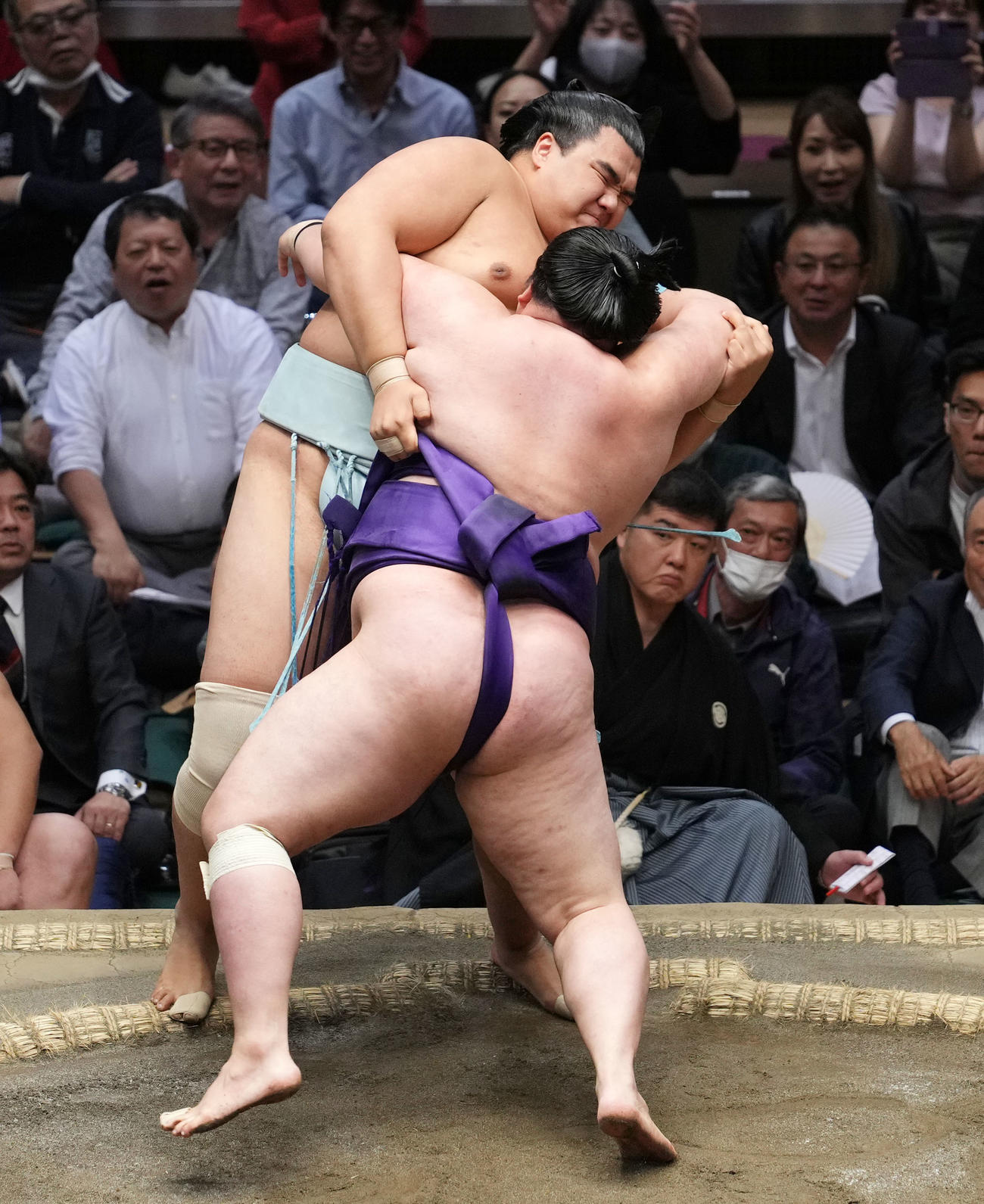 明生（手前）の攻めを土俵際で持ちこたえる北青鵬（撮影・横山健太）
