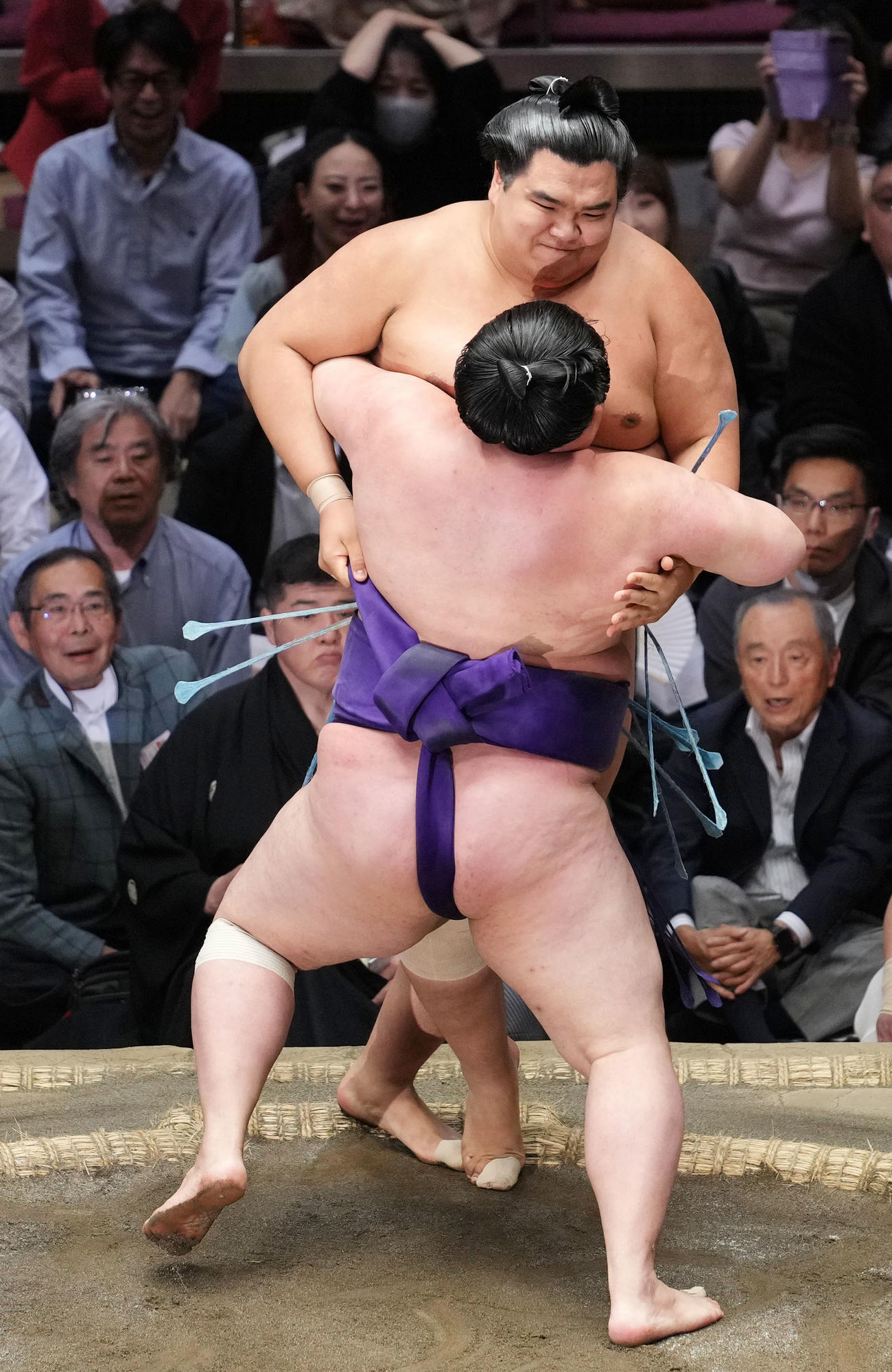 明生（手前）の攻めを土俵際で持ちこたえる北青鵬（撮影・横山健太）