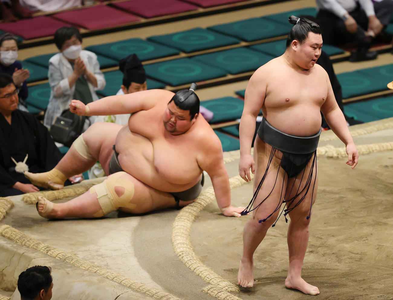 出羽ノ城（左）をすそ払いで破る朝乃若（撮影・野上伸悟）