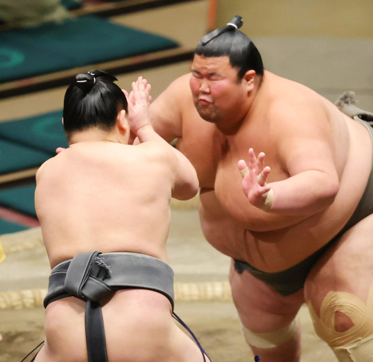 出羽ノ城（右）と立ち合いで猫だましを行う朝乃若（撮影・野上伸悟）