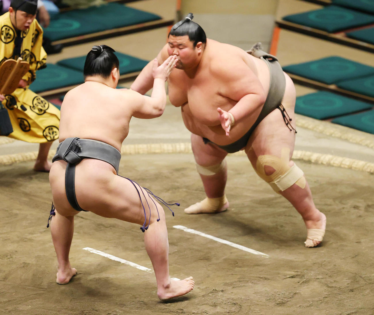 出羽ノ城（右）と立ち合いで猫だましを行う朝乃若（撮影・野上伸悟）
