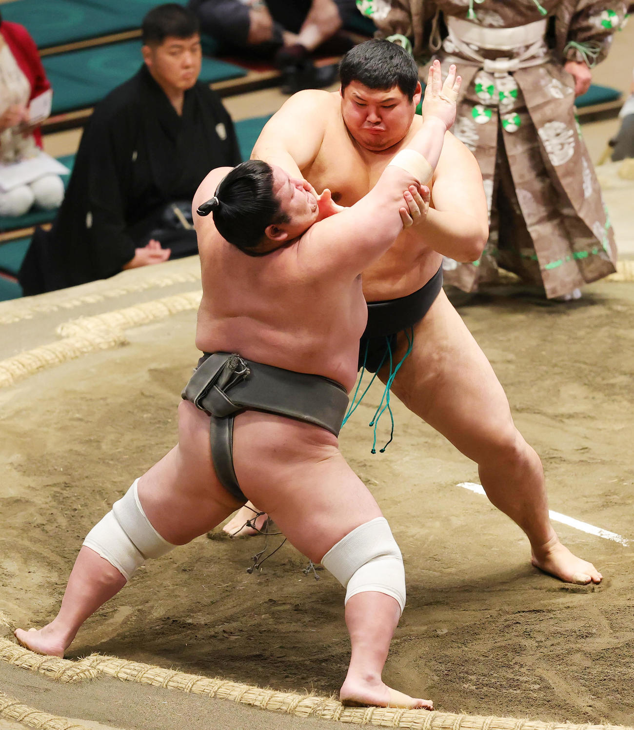 紫雷（左）を突き出しで破った大の里（撮影・野上伸悟）