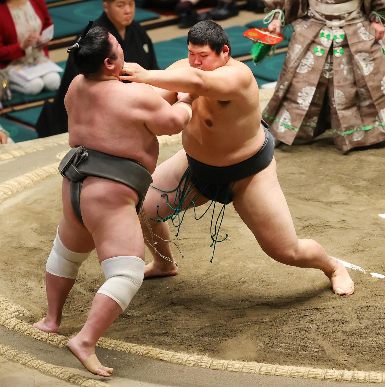 紫雷（左）を突き出しで破った大の里（撮影・野上伸悟）