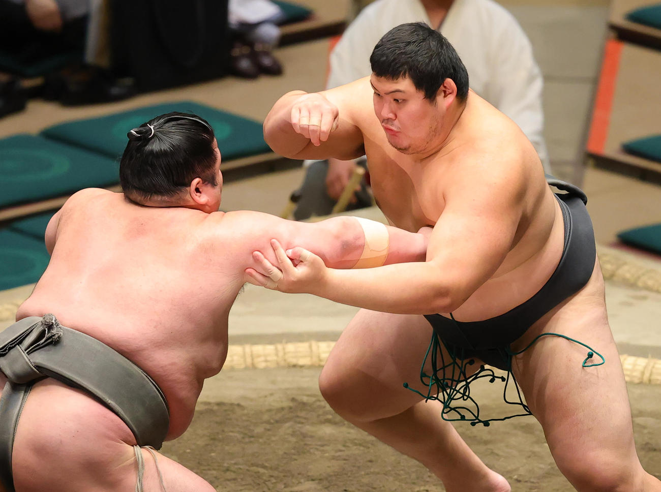 紫雷（左）を突き出しで破った大の里（撮影・野上伸悟）