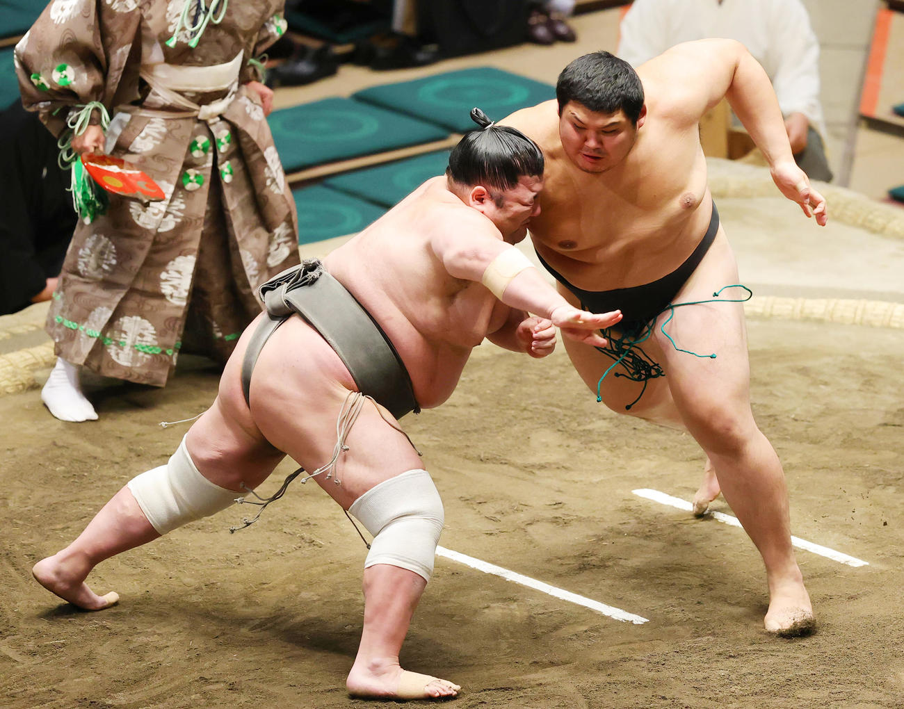 紫雷（左）を突き出しで破った大の里（撮影・野上伸悟）