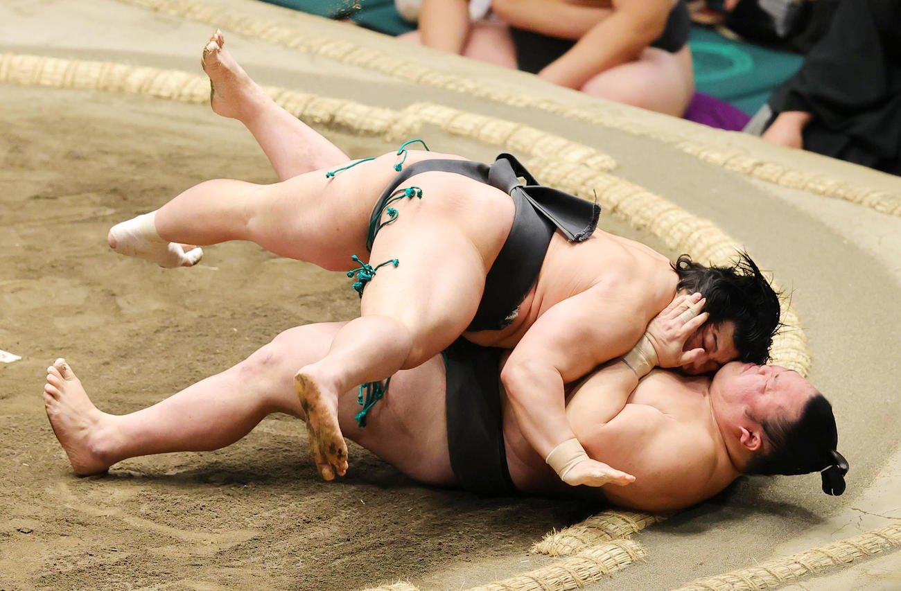 上戸（下）を寄り倒しで破る川副（撮影・野上伸悟）