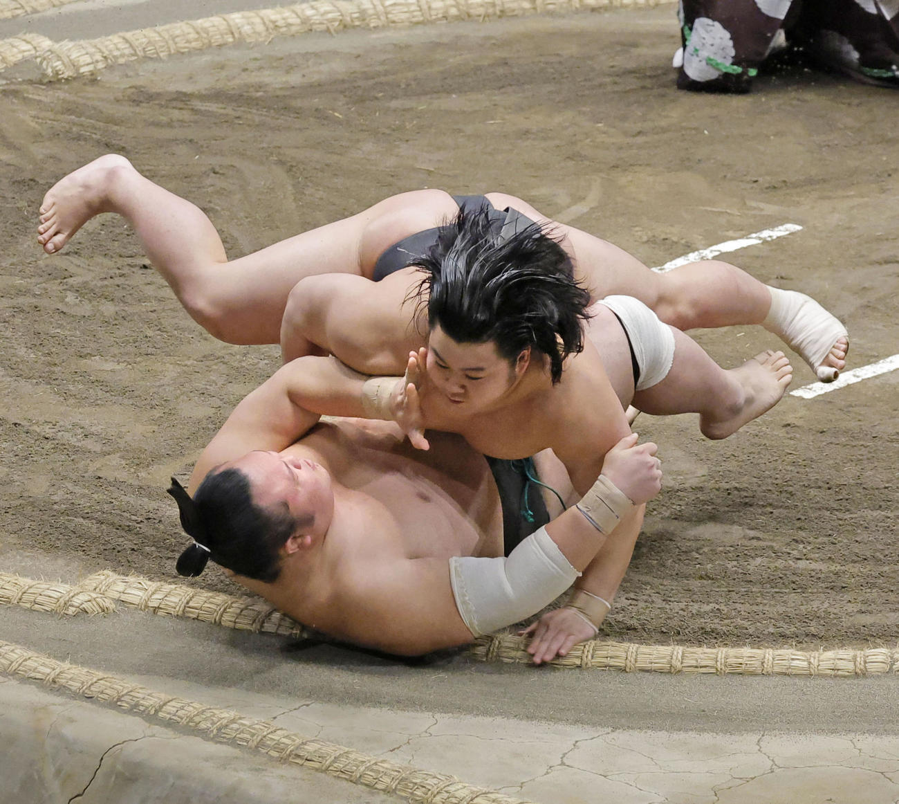 川副（上）が寄り倒しで上戸を破る（共同）