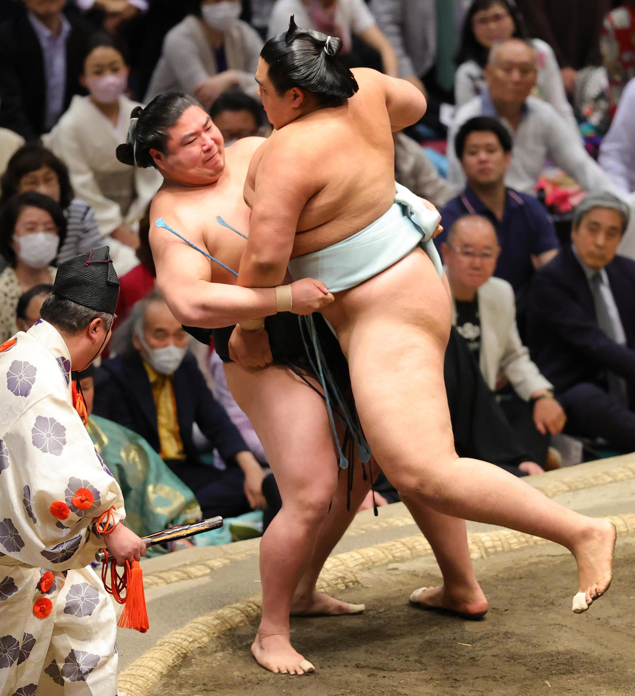 北青鵬（右）をうっちゃりで破る若元春（撮影・野上伸悟）