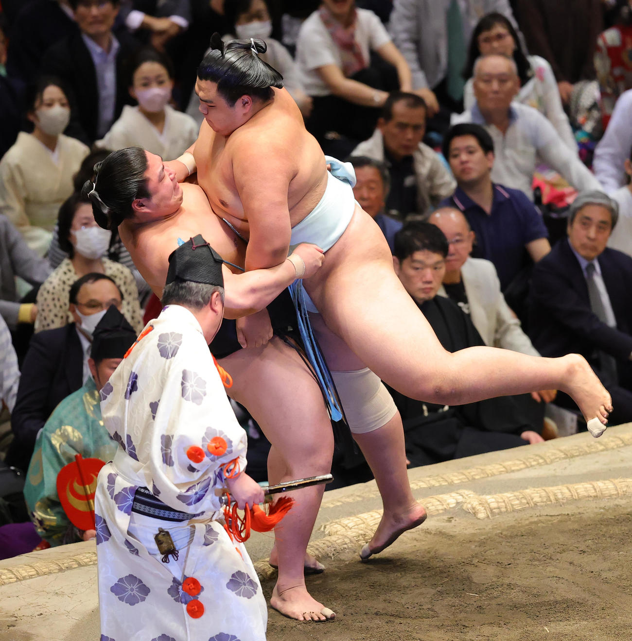 北青鵬（右）をうっちゃりで破る若元春（撮影・野上伸悟）