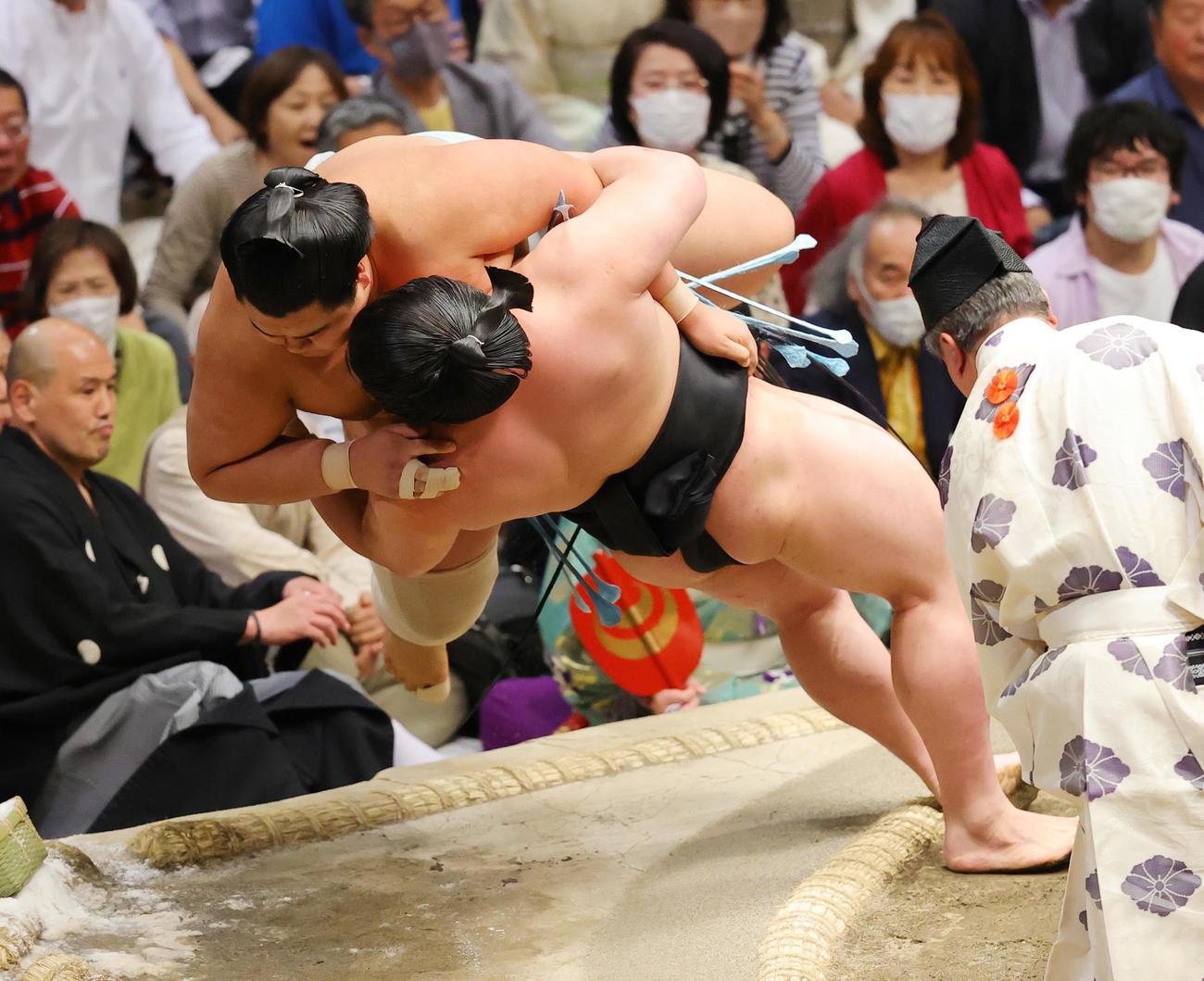 北青鵬（奥）をうっちゃりで破る若元春（撮影・野上伸悟）