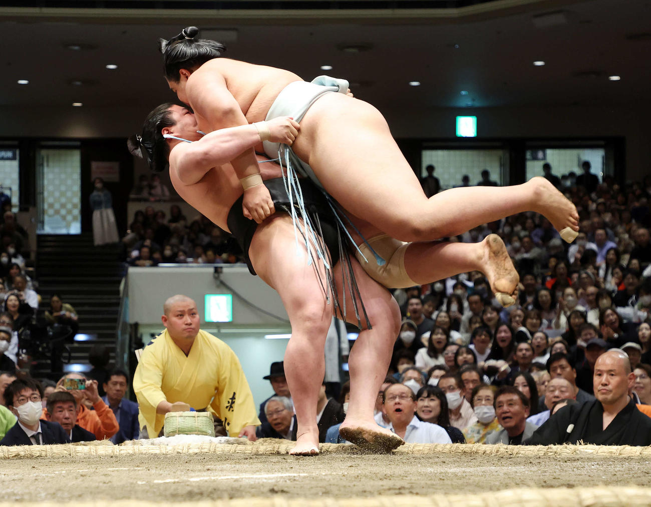 北青鵬（右）をうっちゃりで破る若元春（撮影・鈴木正人）