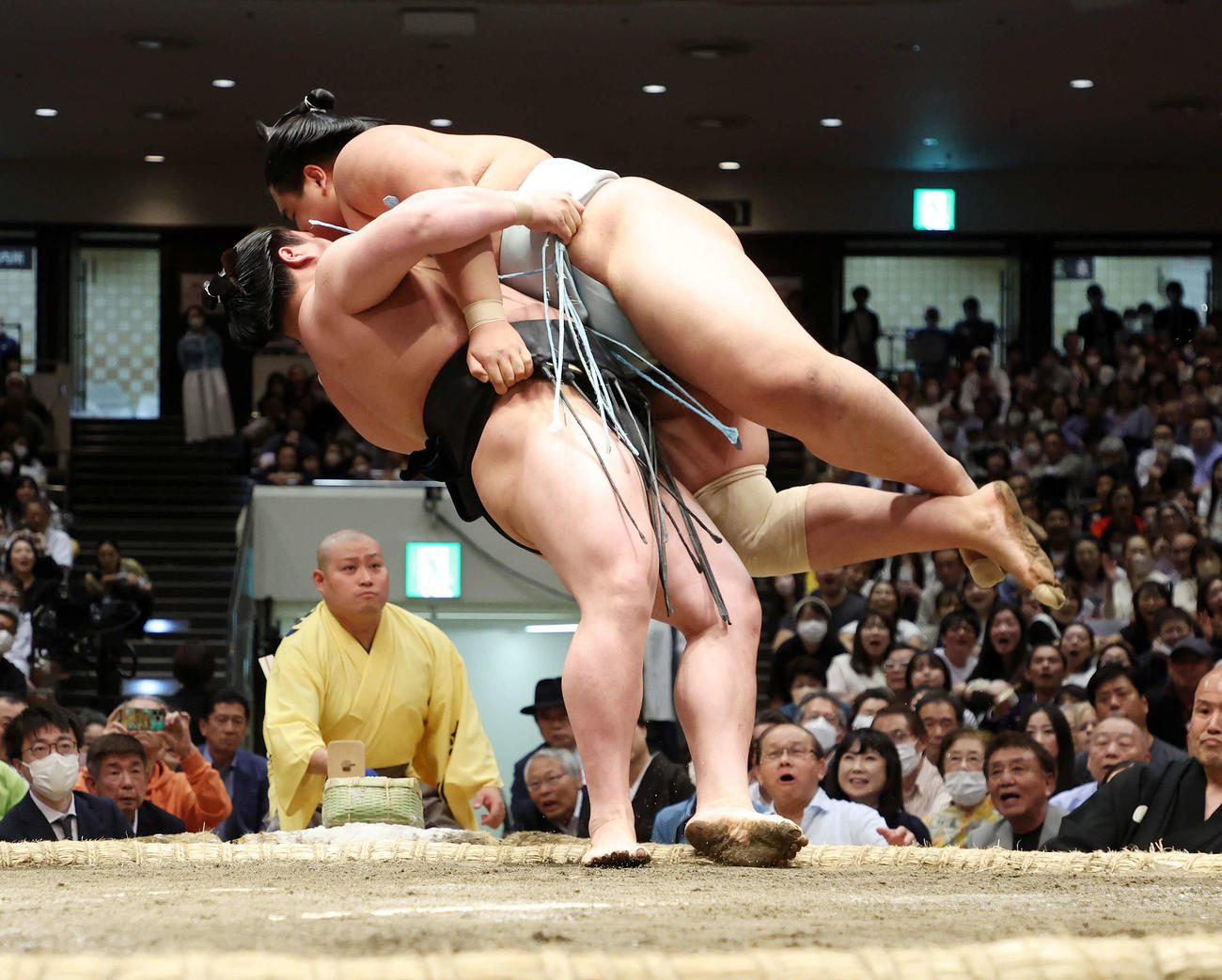 北青鵬（右）をうっちゃりで破る若元春（撮影・鈴木正人）