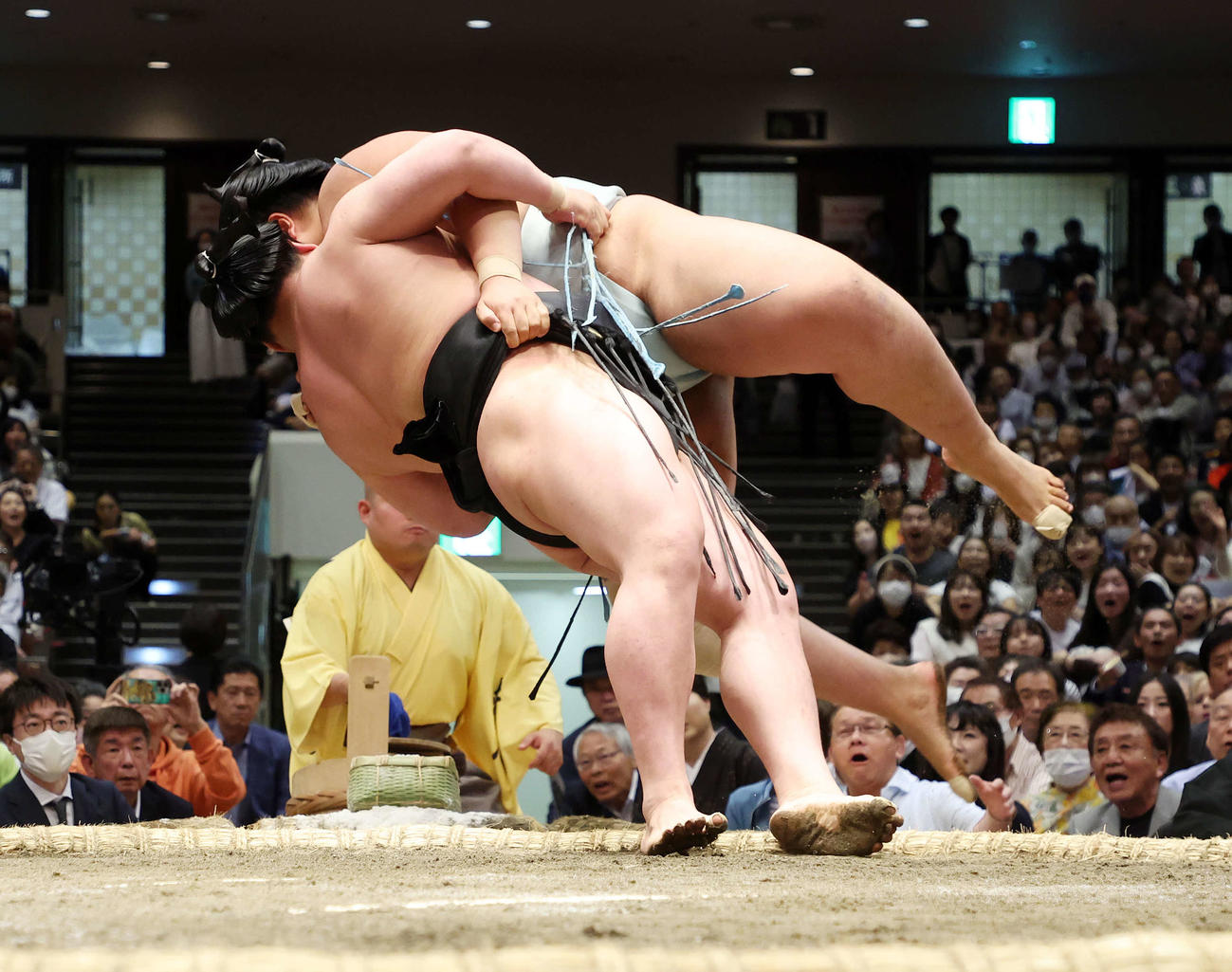 北青鵬（上）をうっちゃりで破る若元春（撮影・鈴木正人）