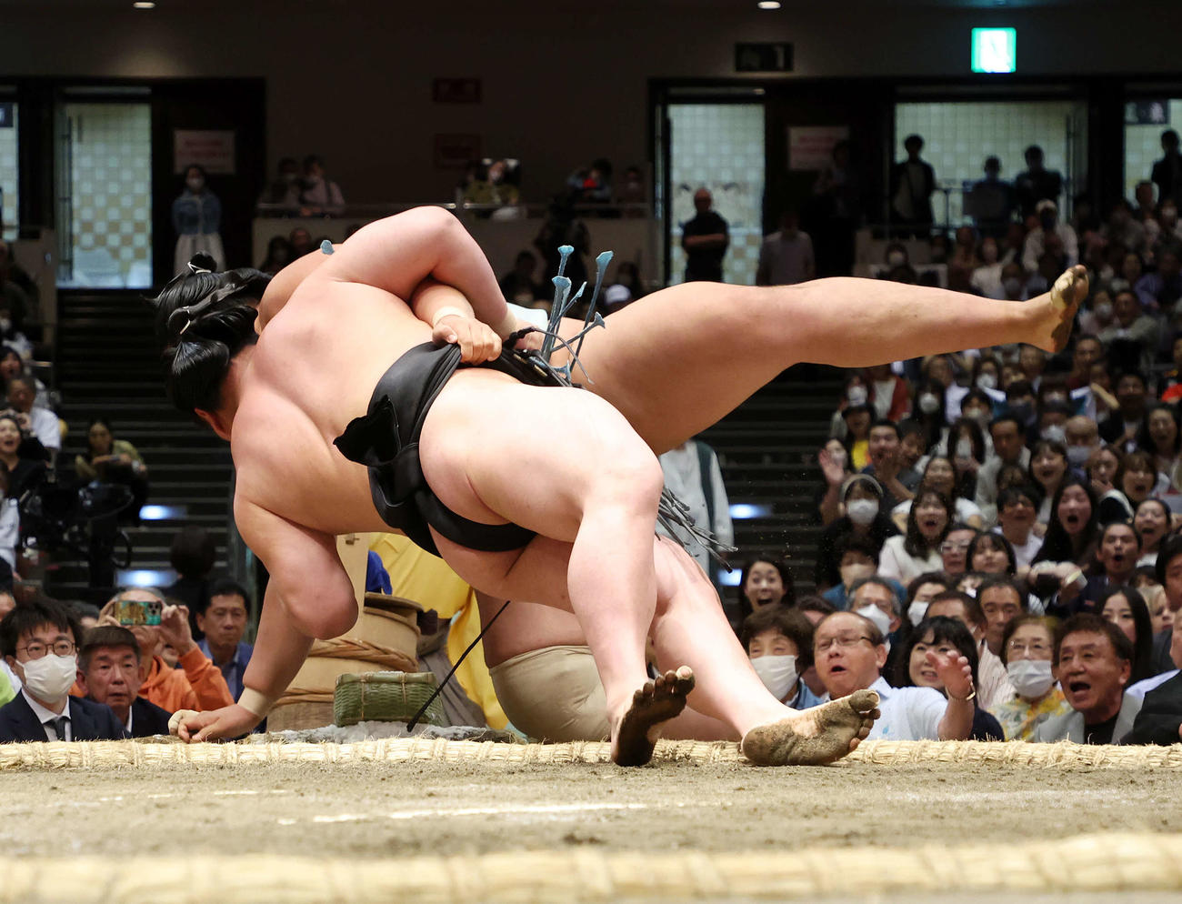 北青鵬（後方）をうっちゃりで破る若元春（撮影・鈴木正人）
