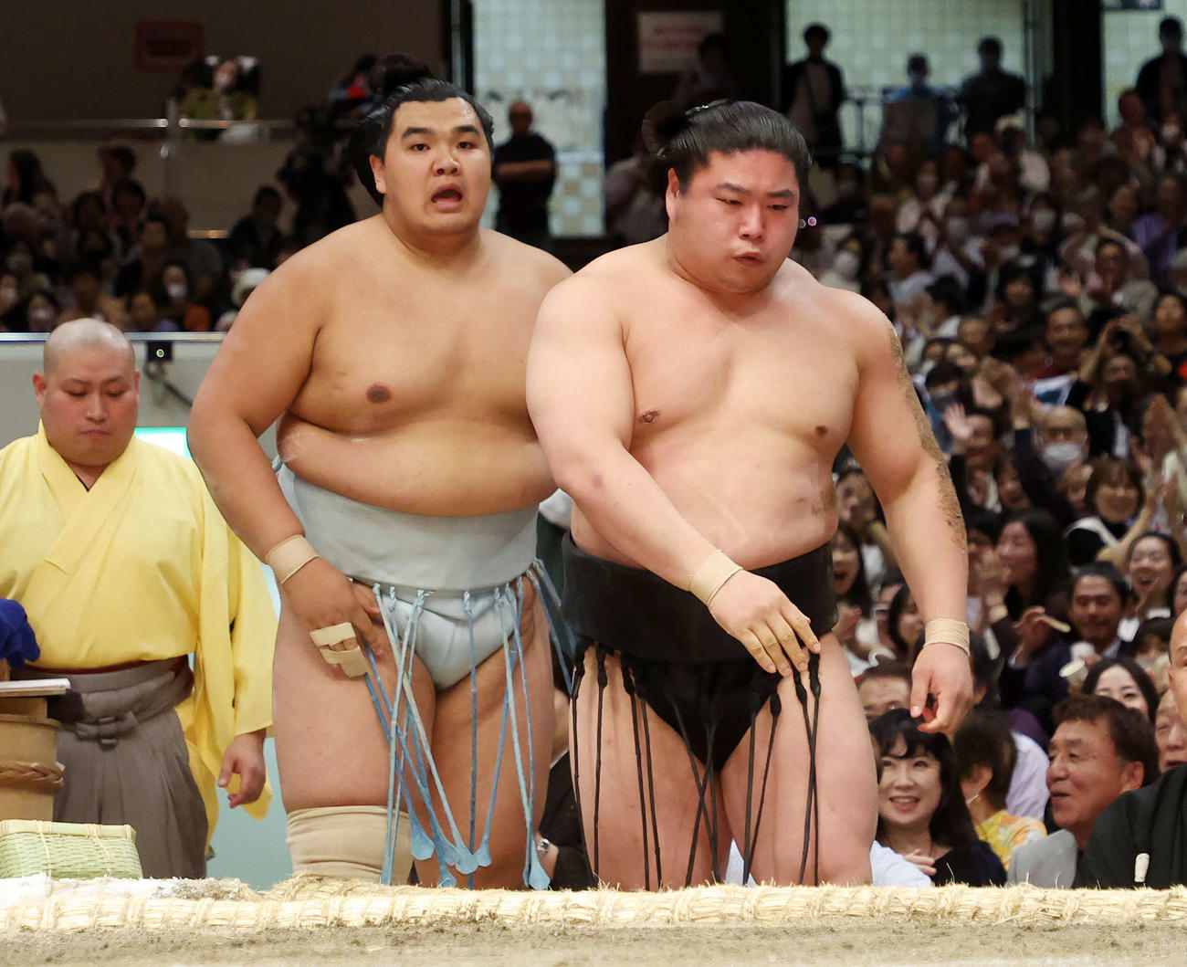 北青鵬（左）をうっちゃりで破った若元春（撮影・鈴木正人）