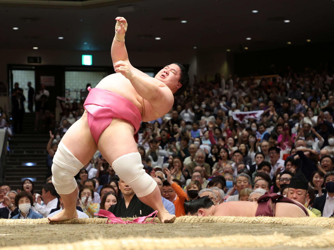 錦富士（右）をとったりで破る宇良（撮影・鈴木正人）