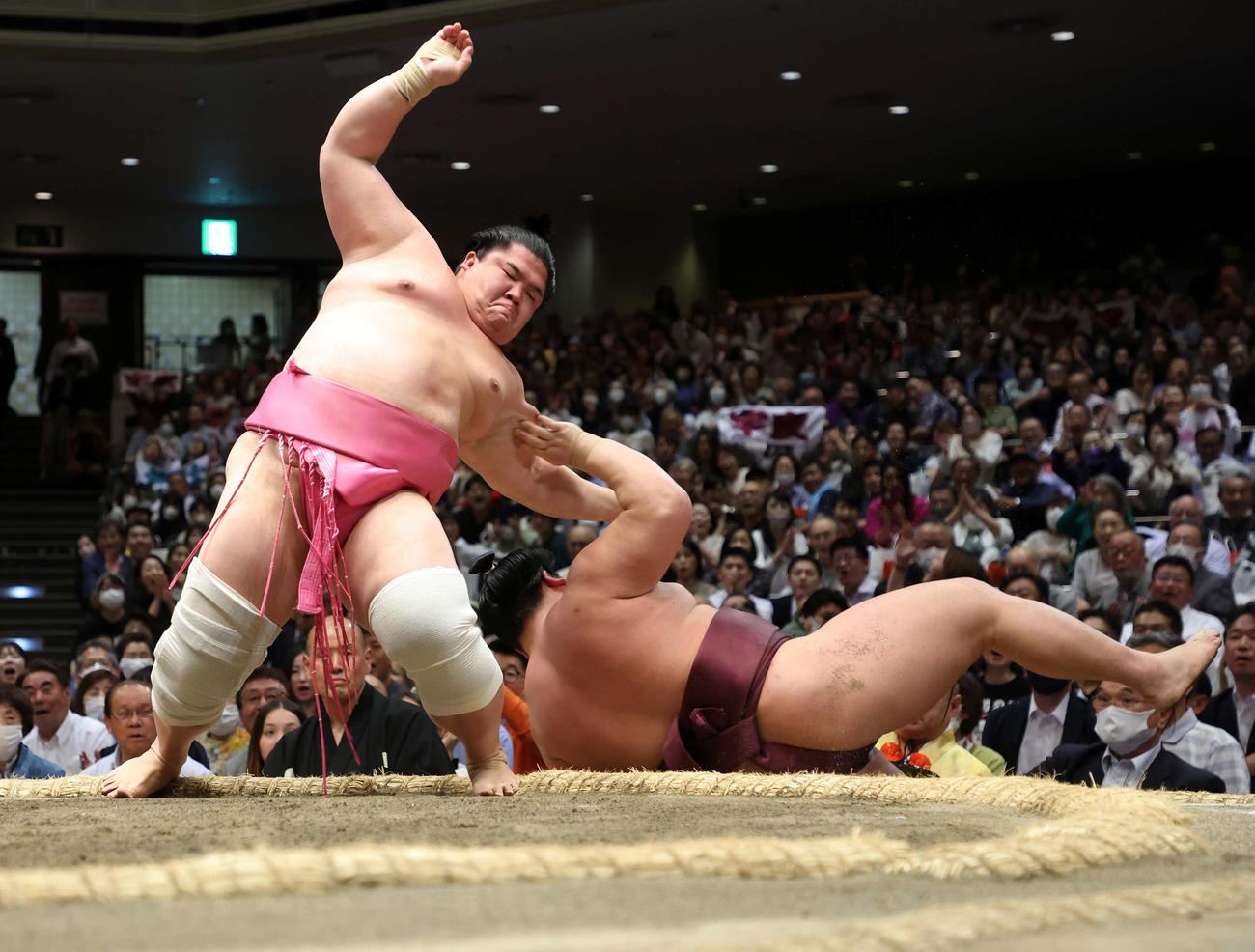 錦富士（右）をとったりで破る宇良（撮影・鈴木正人）