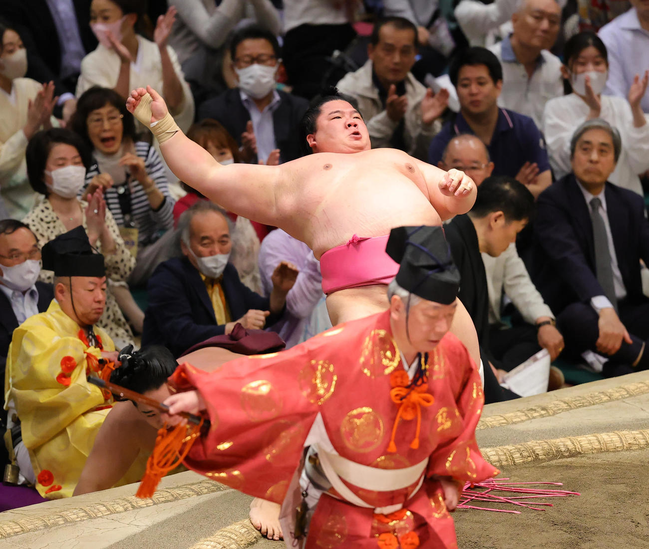 錦富士（奥）をとったりで破る宇良（撮影・野上伸悟）