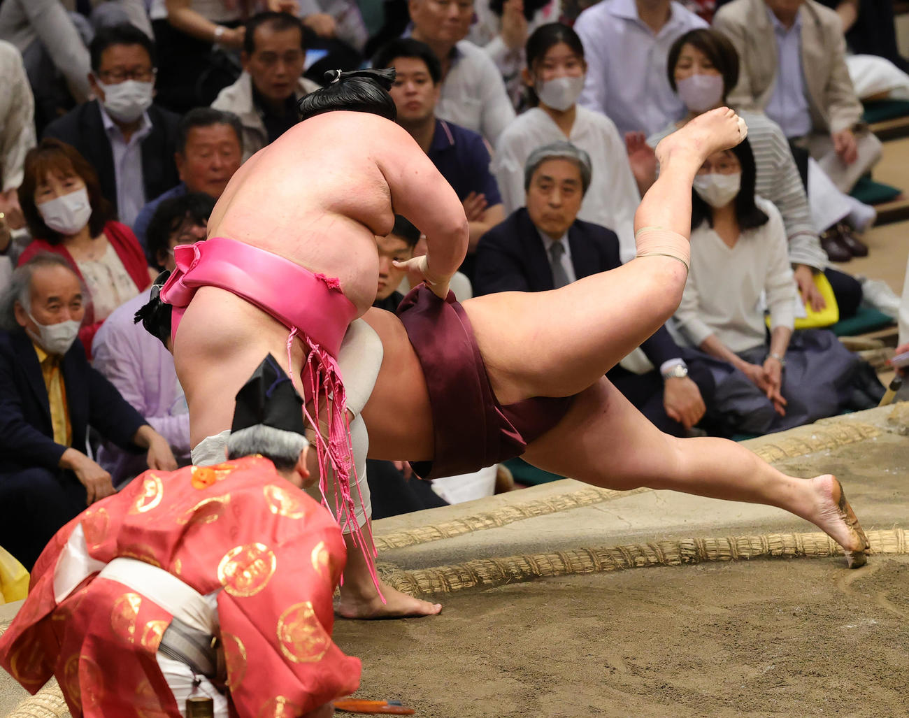 錦富士（奥）をとったりで破る宇良（撮影・野上伸悟）