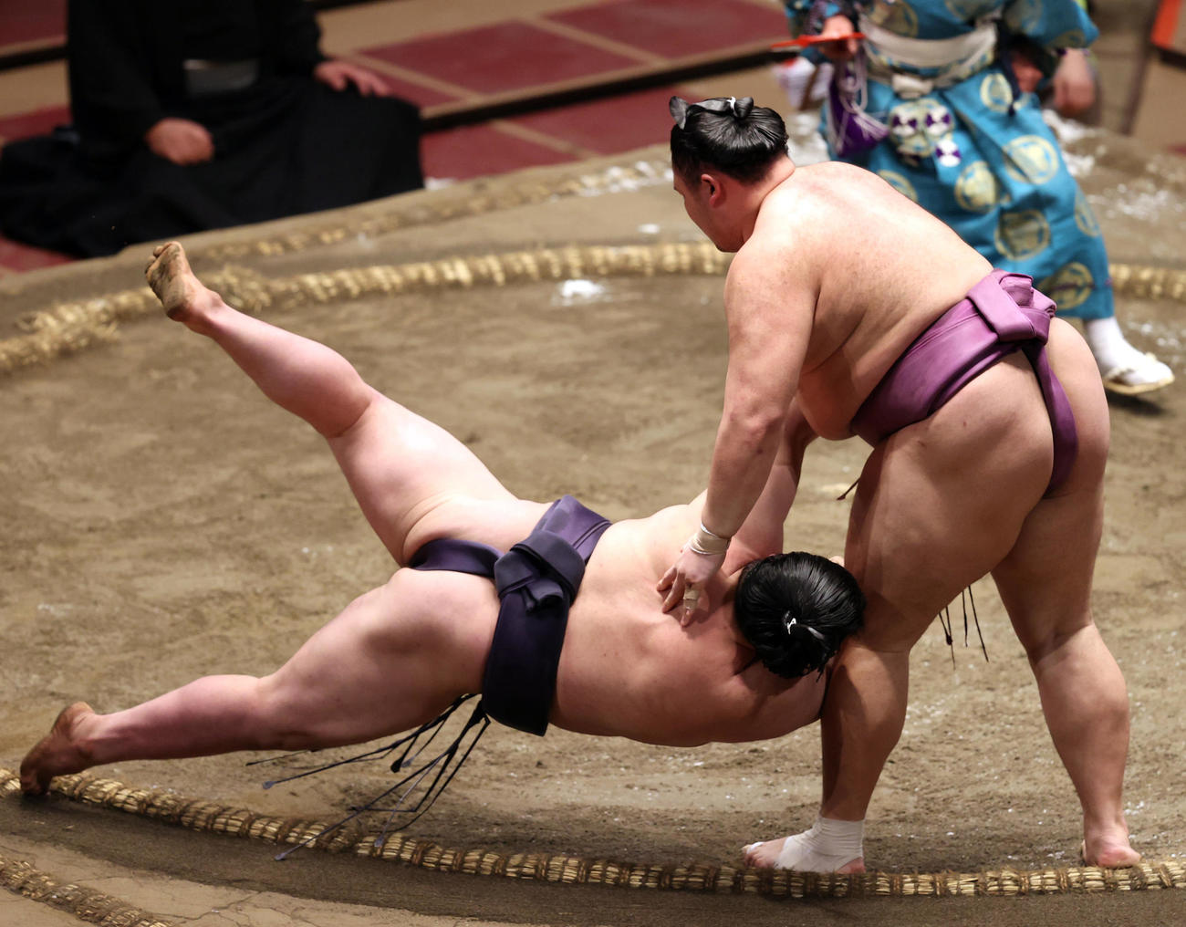 阿武咲（左）を小手投げで破る朝乃山（2021年5月17日撮影）