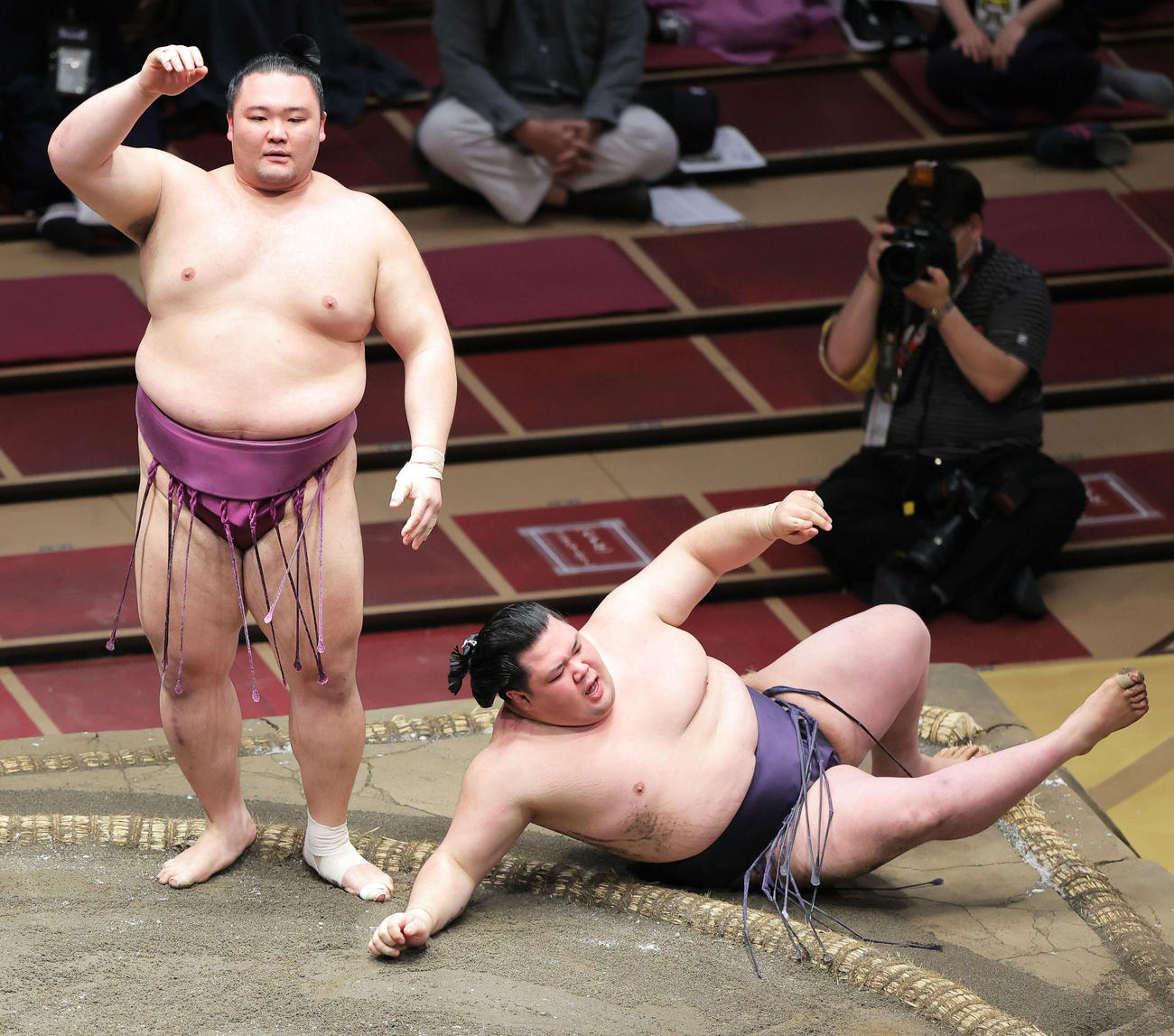 阿武咲（右）を小手投げで破った朝乃山（2021年5月17日撮影）