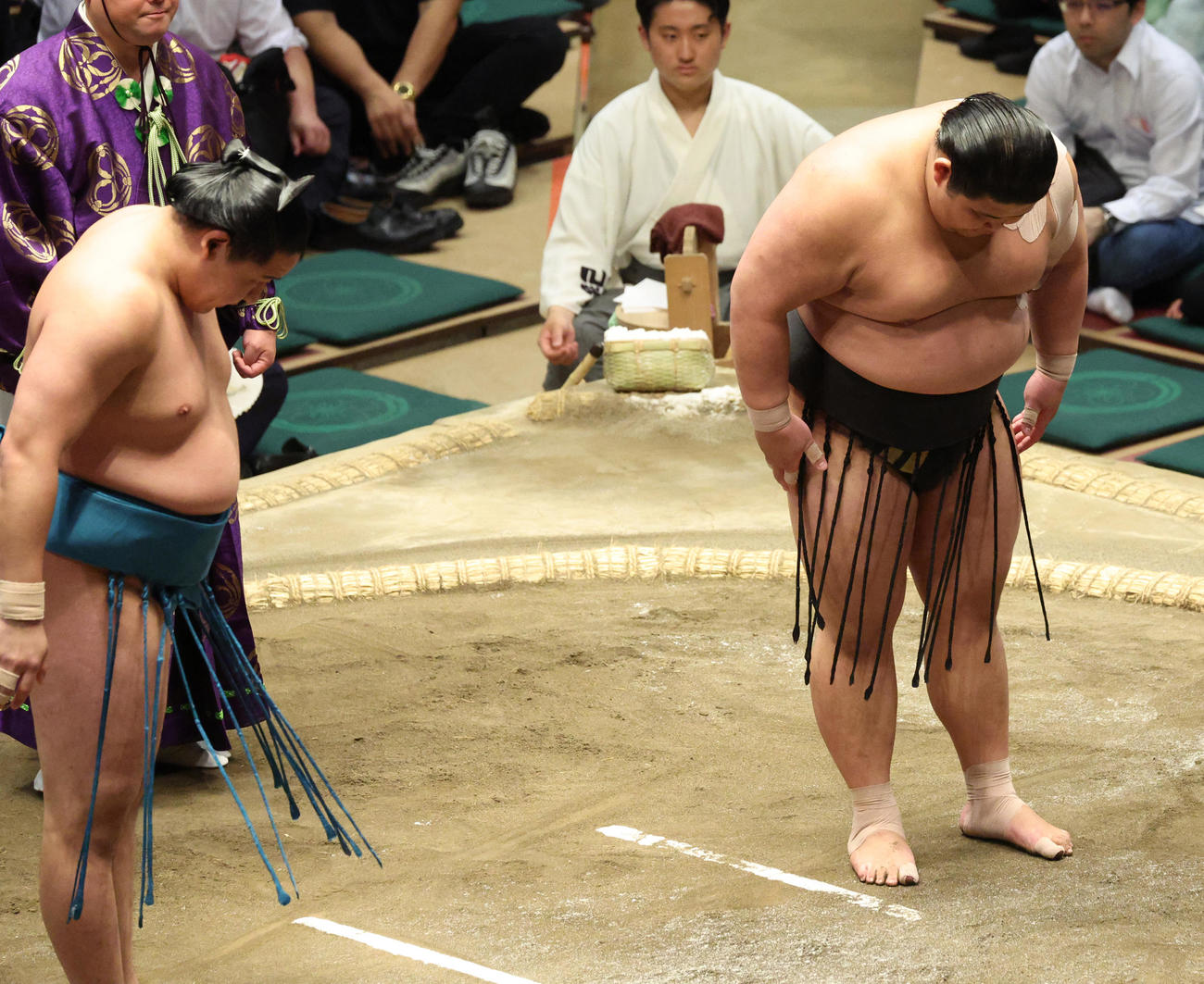 立ち会いで息が合わず一礼する落合。左は玉正鳳（撮影・中島郁夫）